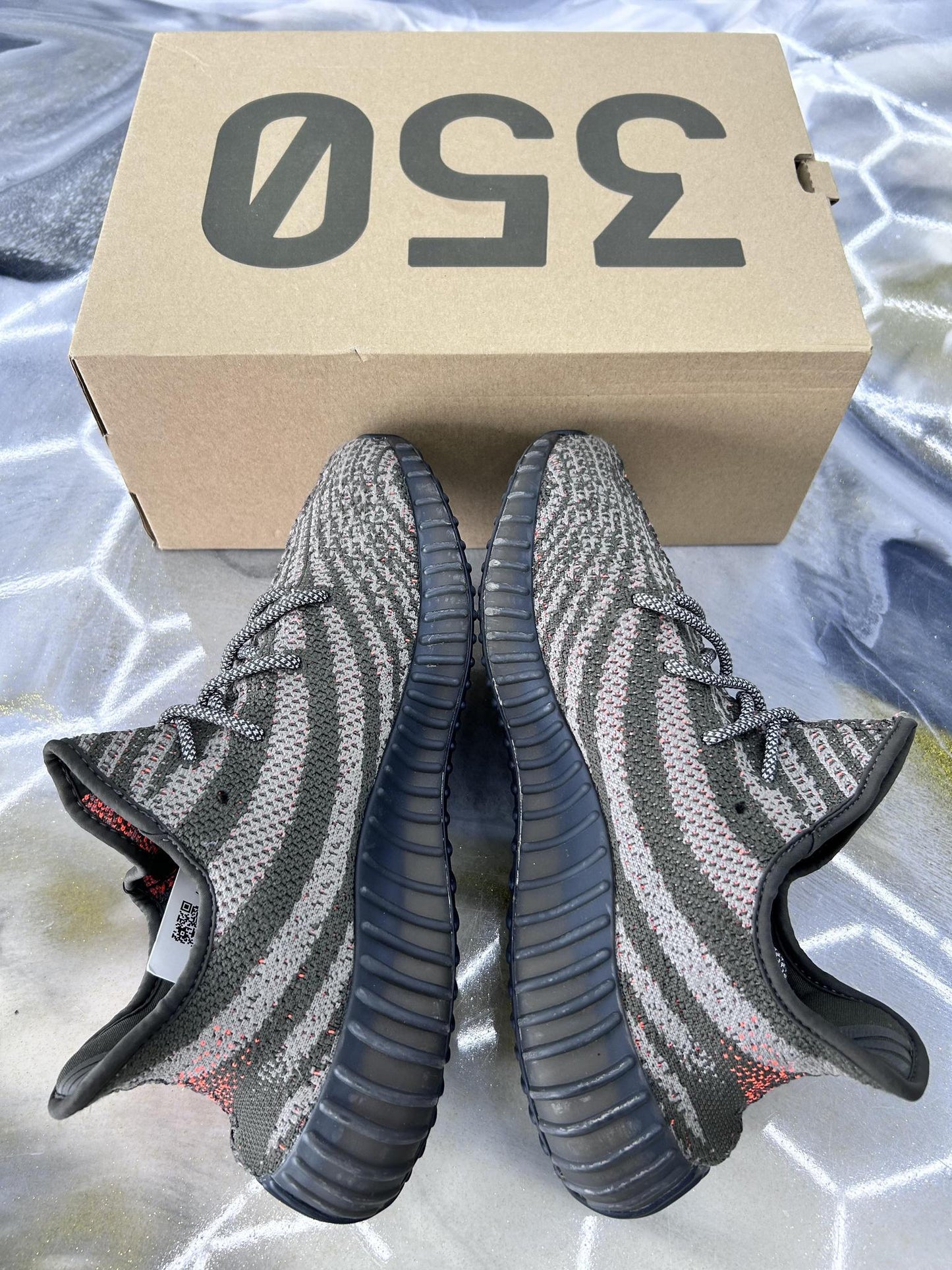 Yeezy 350 V2 "Carbon Beluga" Used Size 10.5
