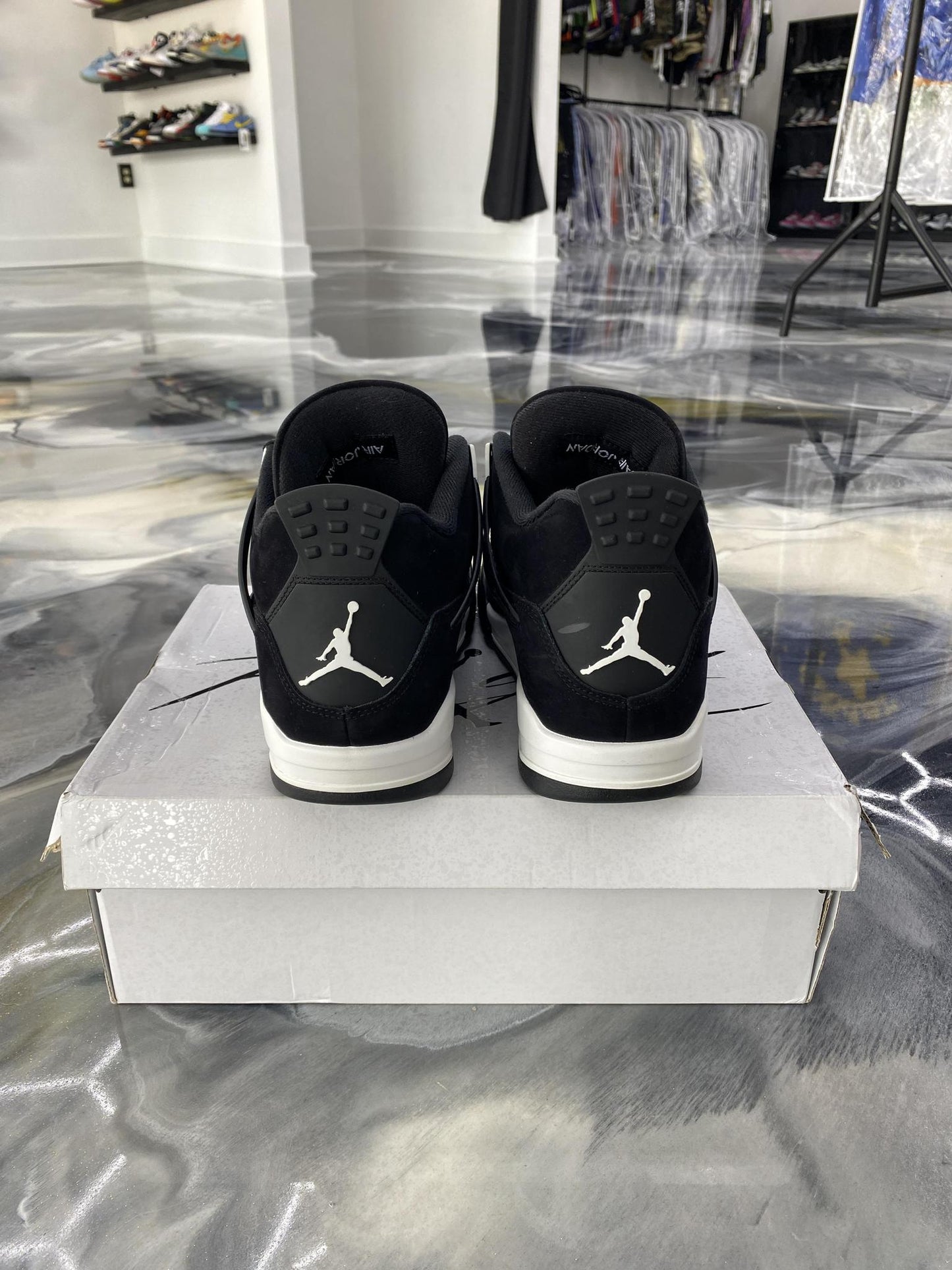 Jordan 4 "White Thunder" Used Size 10.5