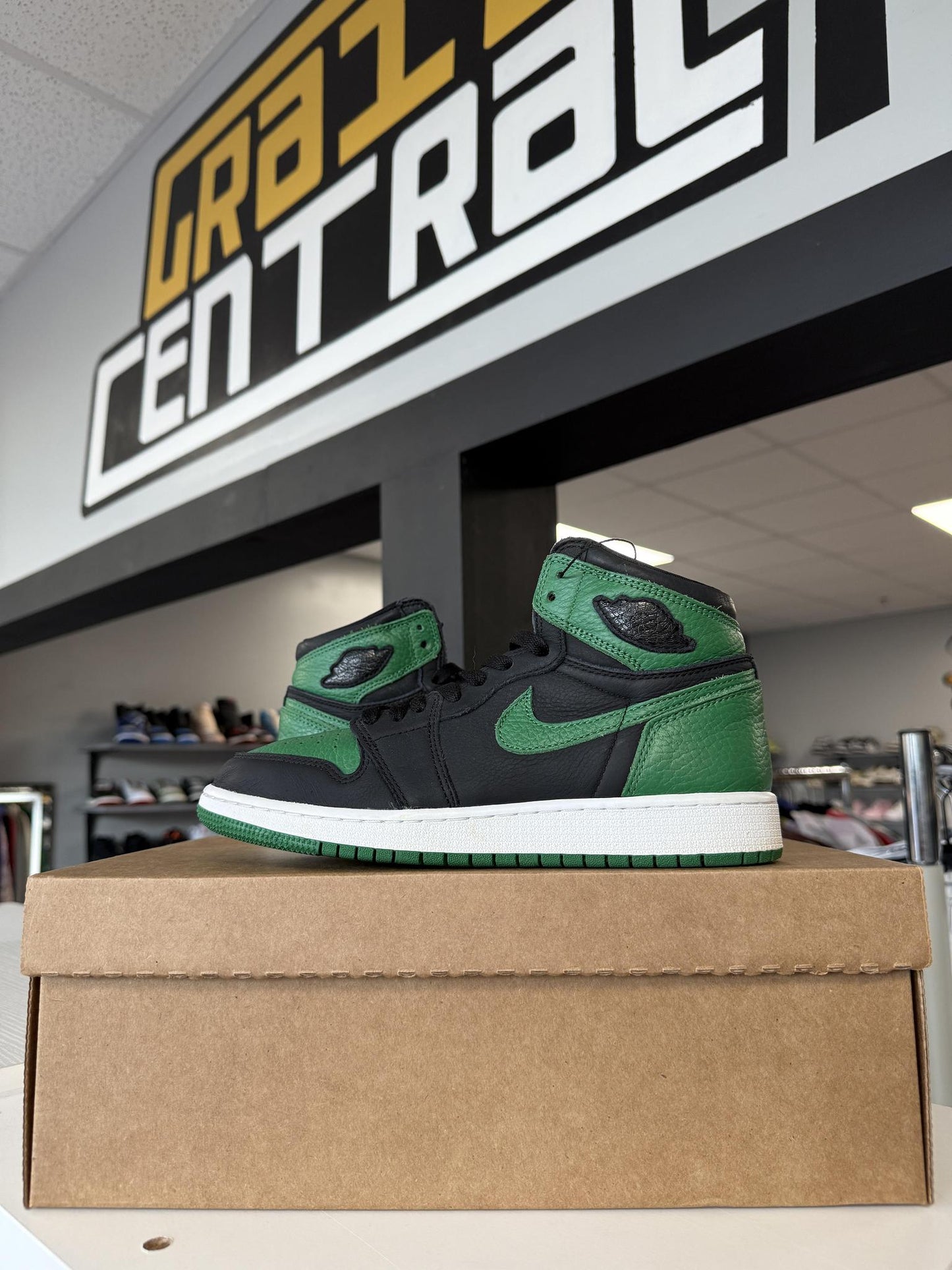 Jordan 1 "Pine Green 2.0" Used Size 6Y/7.5W