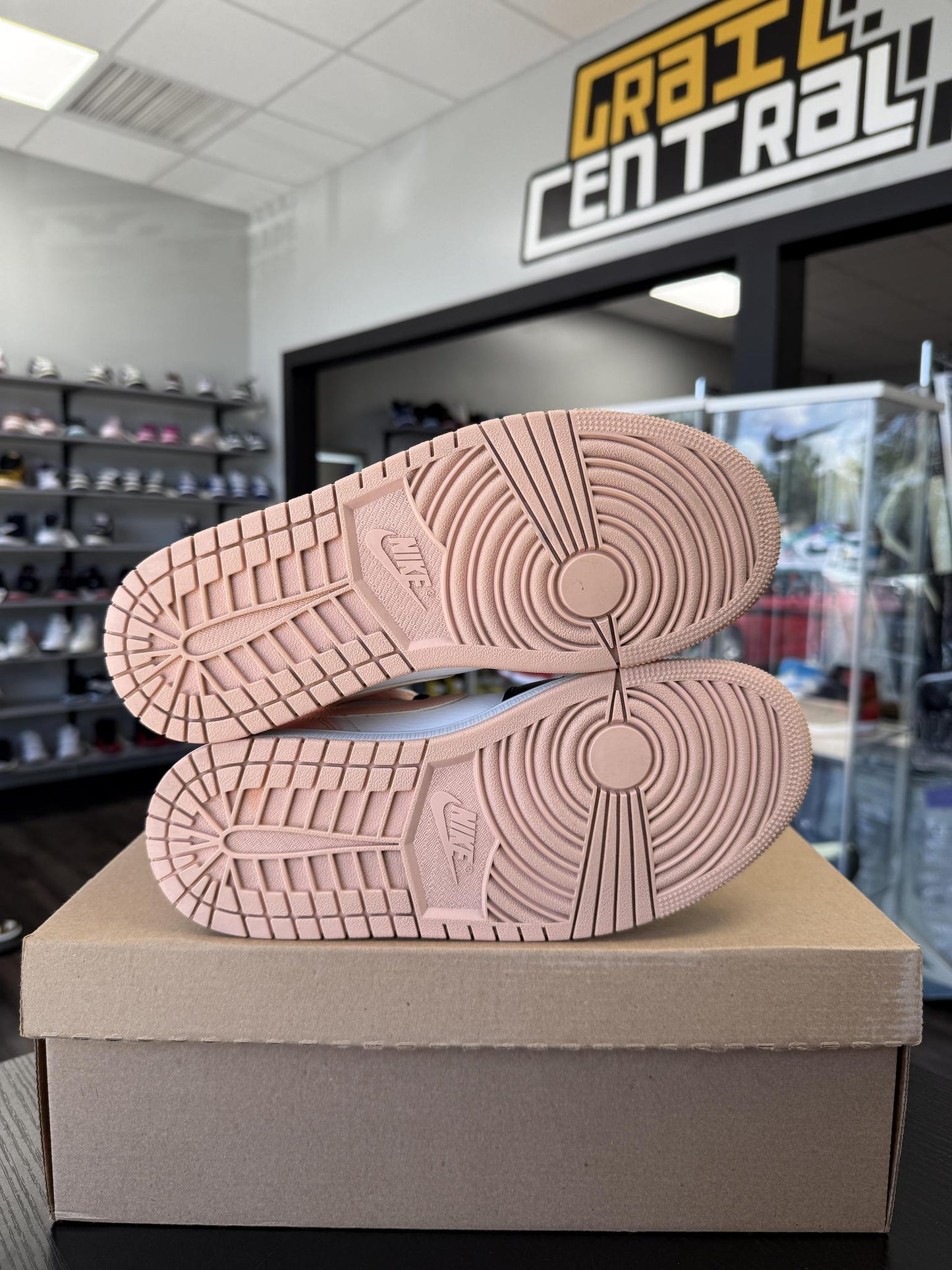 Jordan 1 Mid "Arctic Orange" Used Size 7Y/8.5W