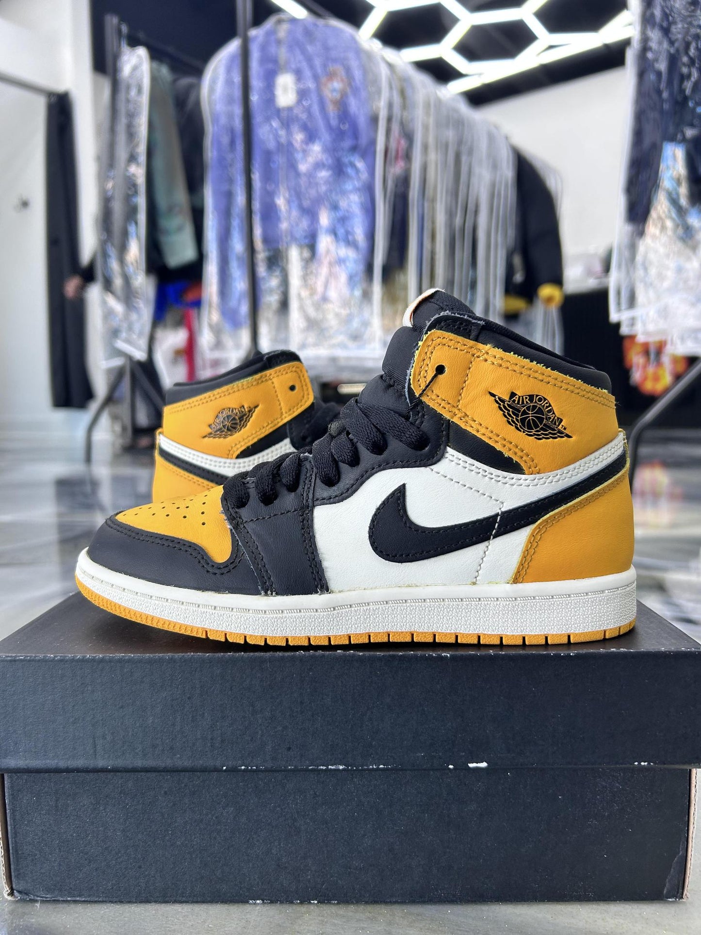 Jordan 1 "Yellow Toe Taxi" Used Size 2Y