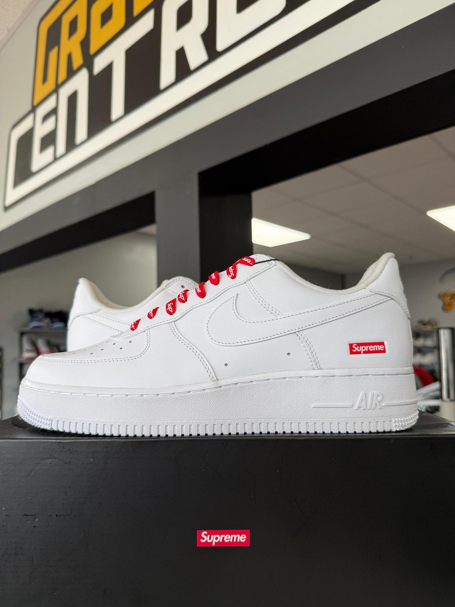 Air Force 1 Low x Supreme "White" Used Size 10