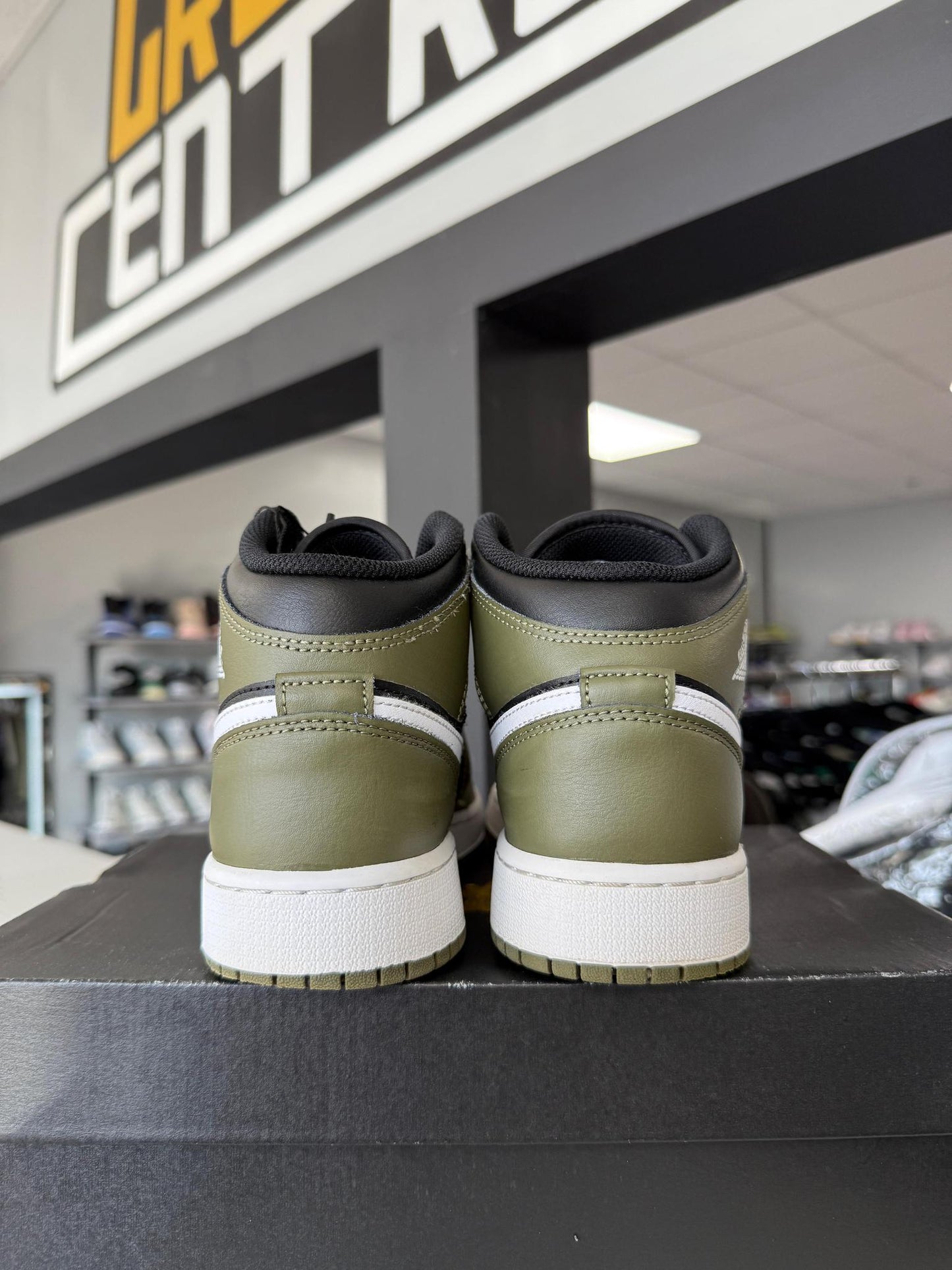 Jordan 1 Mid "Olive" Used Size 6Y/7.5W