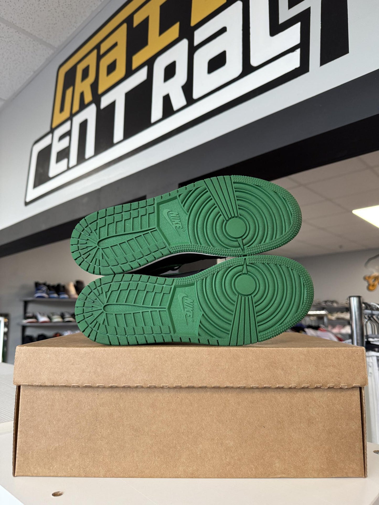 Jordan 1 "Pine Green 2.0" Used Size 6Y/7.5W