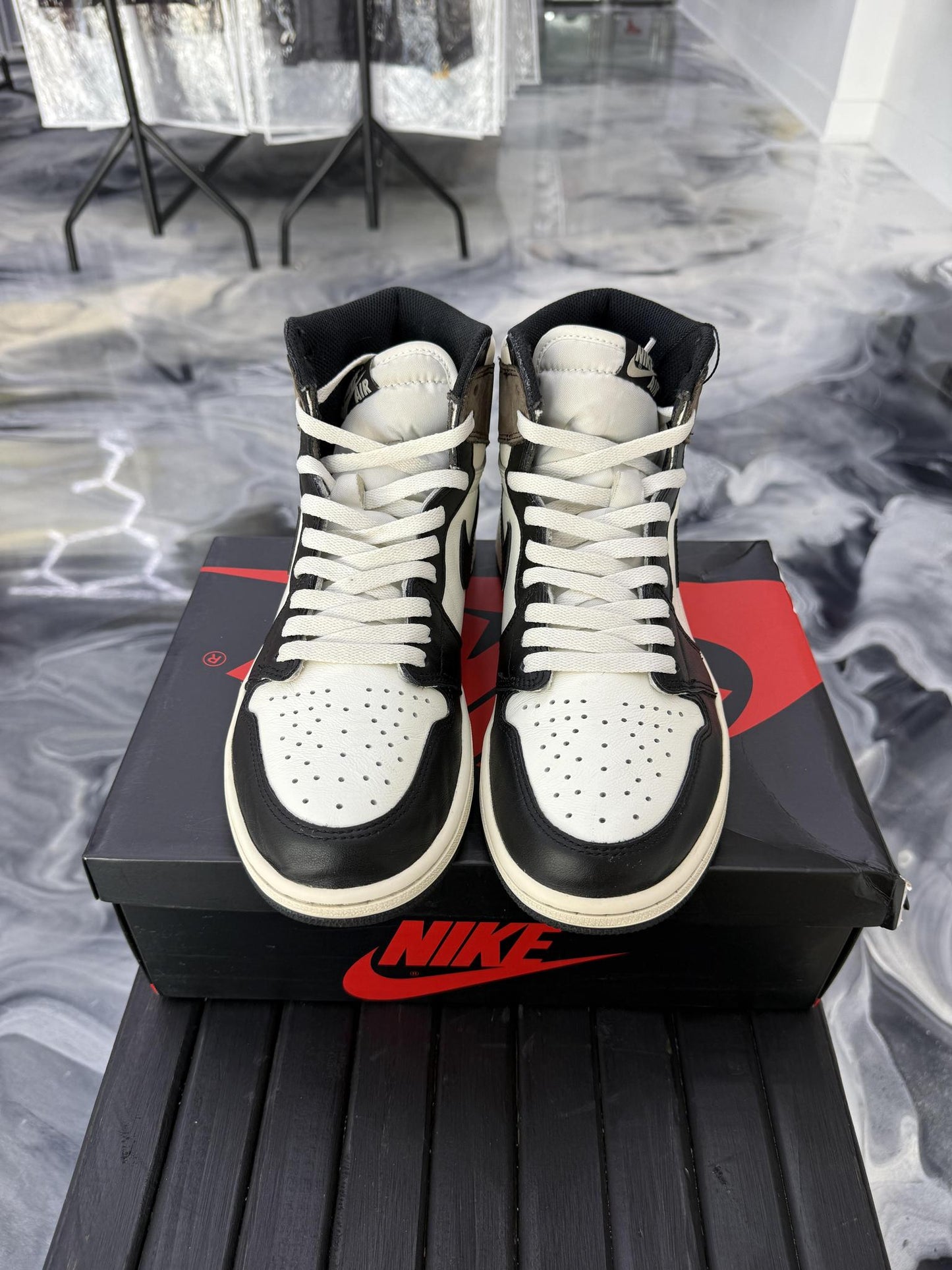Jordan 1 "Mocha" Used Size 9.5