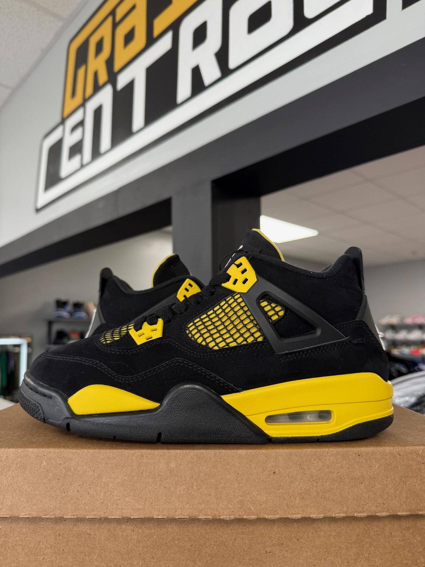 Jordan 4 "Thunder" Used Size 7Y/8.5W