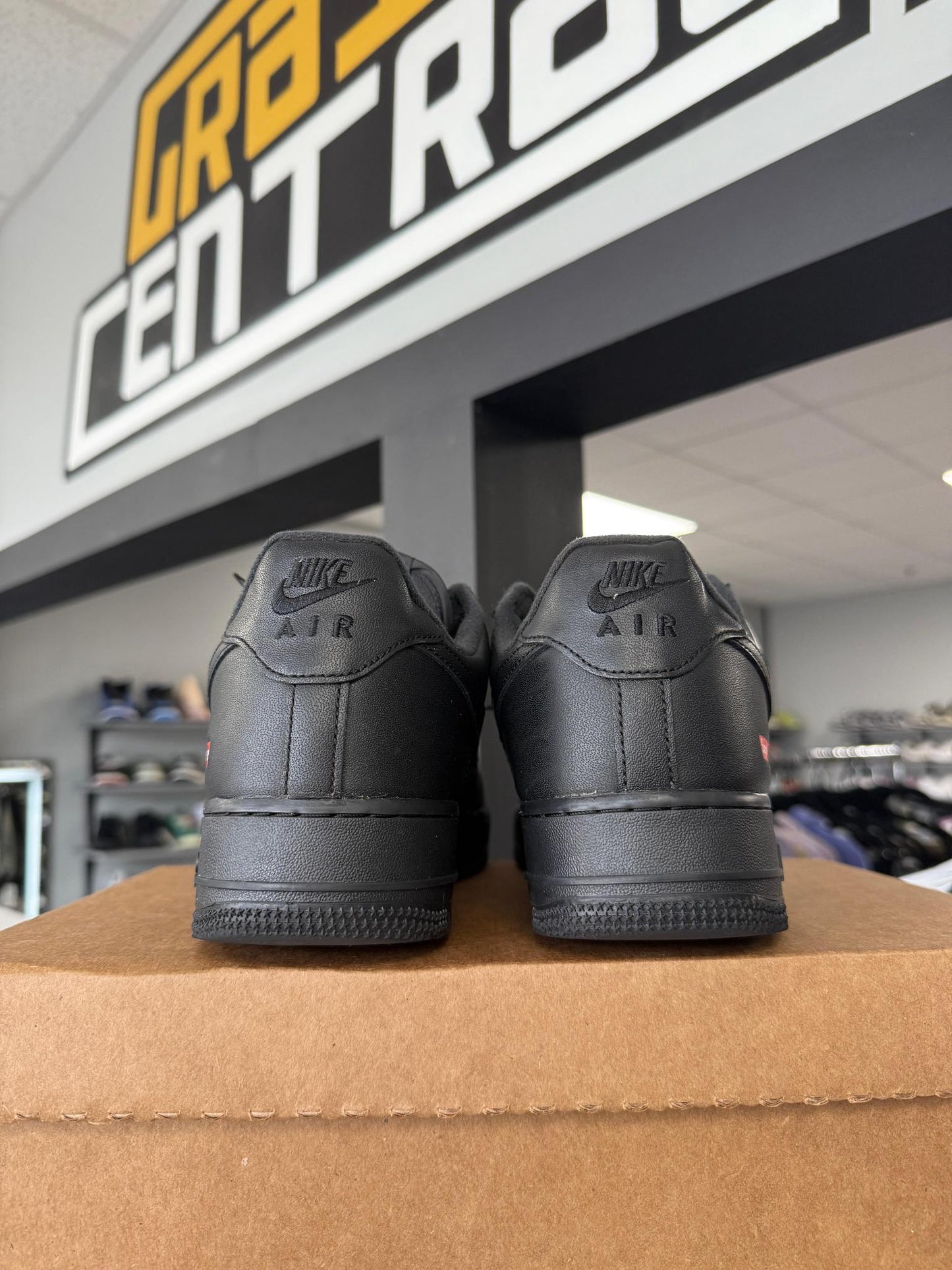 Air Force 1 Low x Supreme "Black" Used Size 10.5