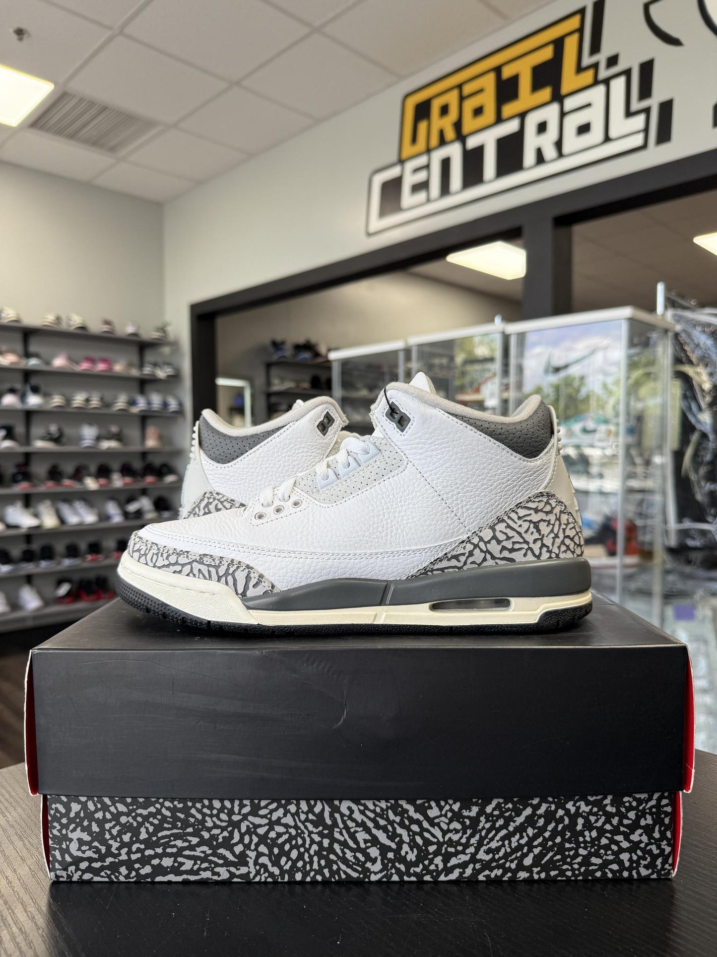 Jordan 3 "Hide N' Sneak" Used Size 7Y/8.5W