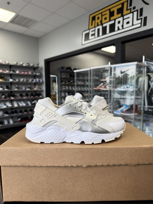 Nike Air Huarache "Silver/White" Used Size 5Y/6.5W