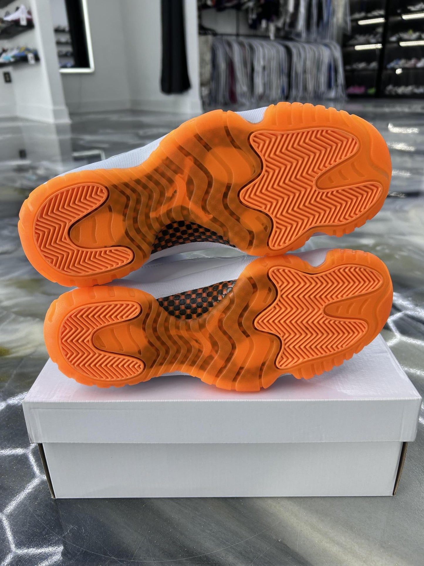 Jordan 11 Low "Citrus" Used Size 7.5