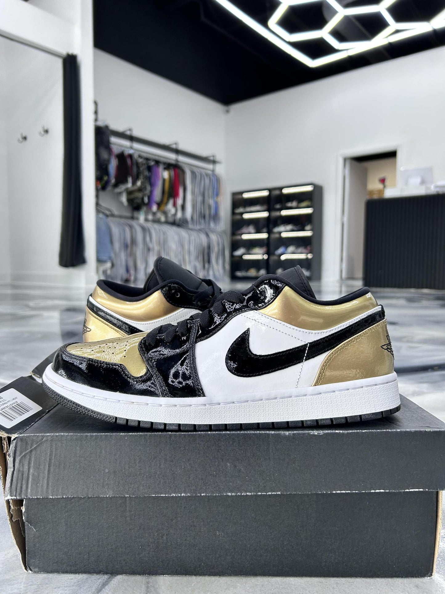Jordan 1 Low "Metallic Gold" Used Size 10.5