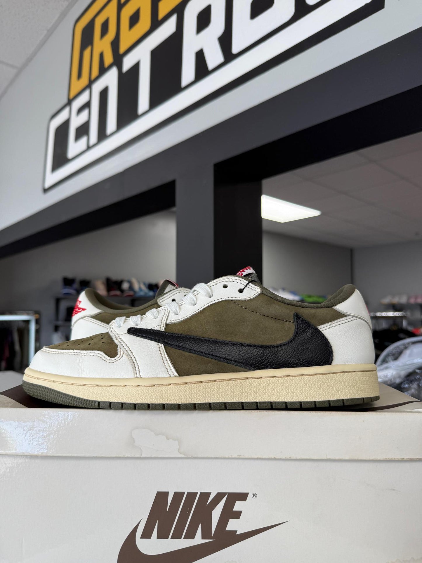 Jordan 1 Low x Travis Scott "Medium Olive" Used Size 10