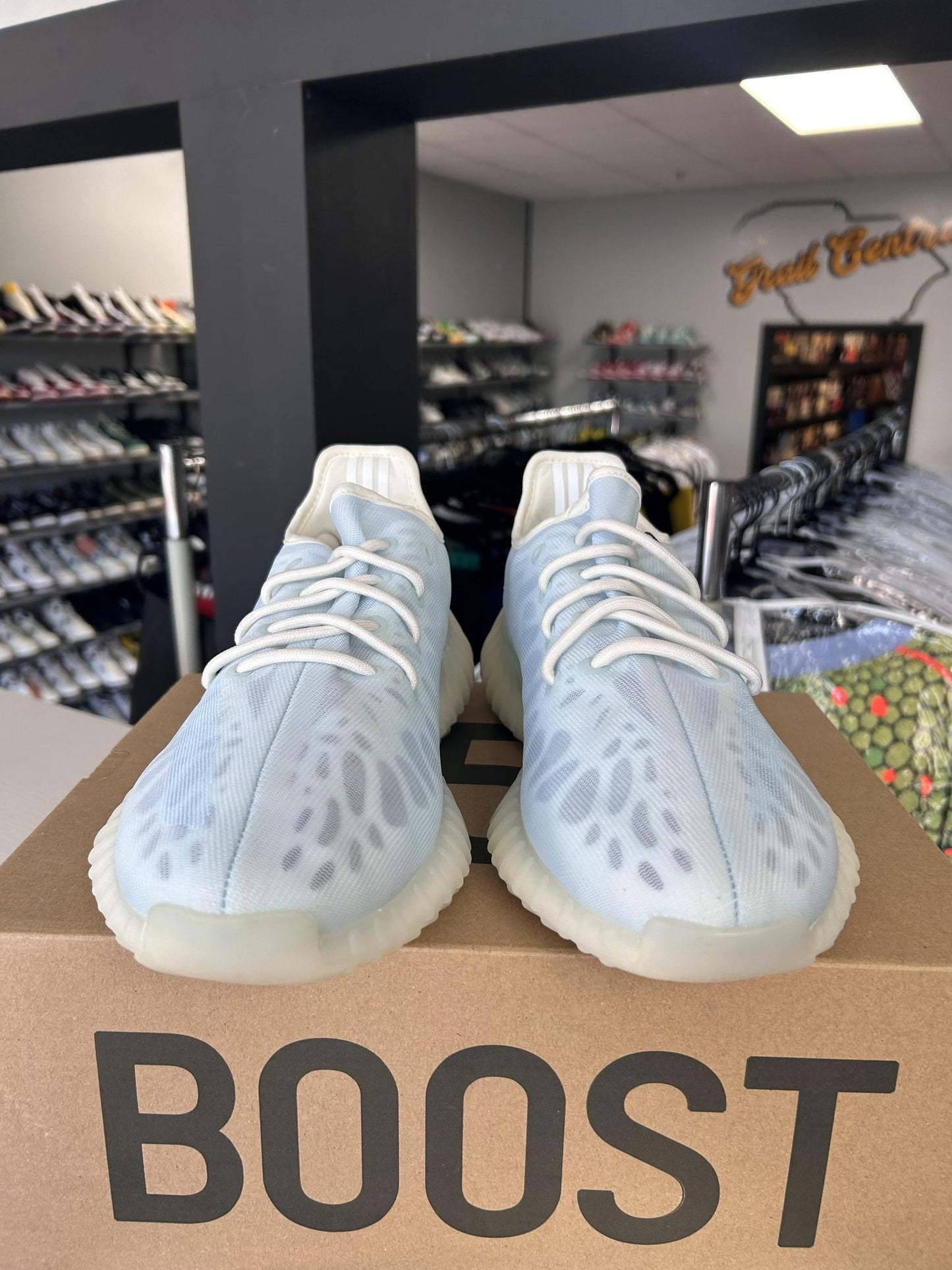 Yeezy 350 V2 "Mono Ice" Used Size 10.5
