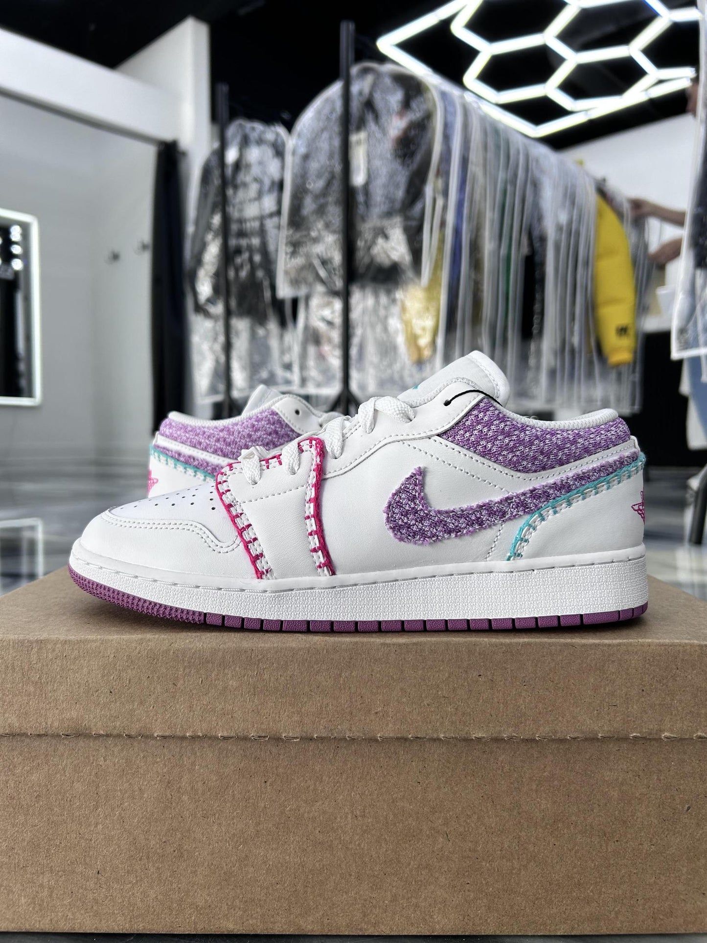 Jordan 1 Low "Light Bordeaux" Used Size 6.5Y/8W