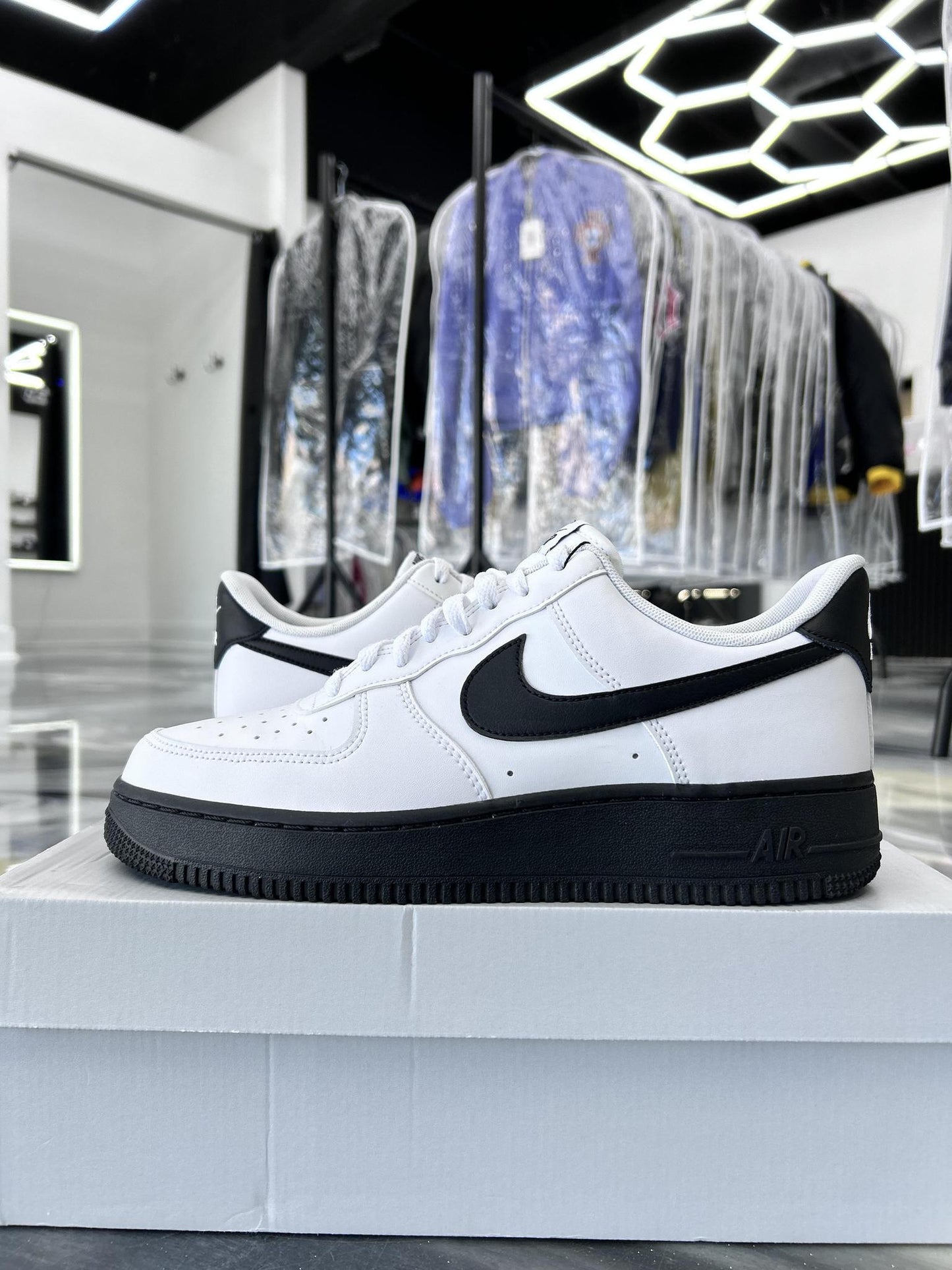 Nike Air Force 1 "White/Black" Used Size 9