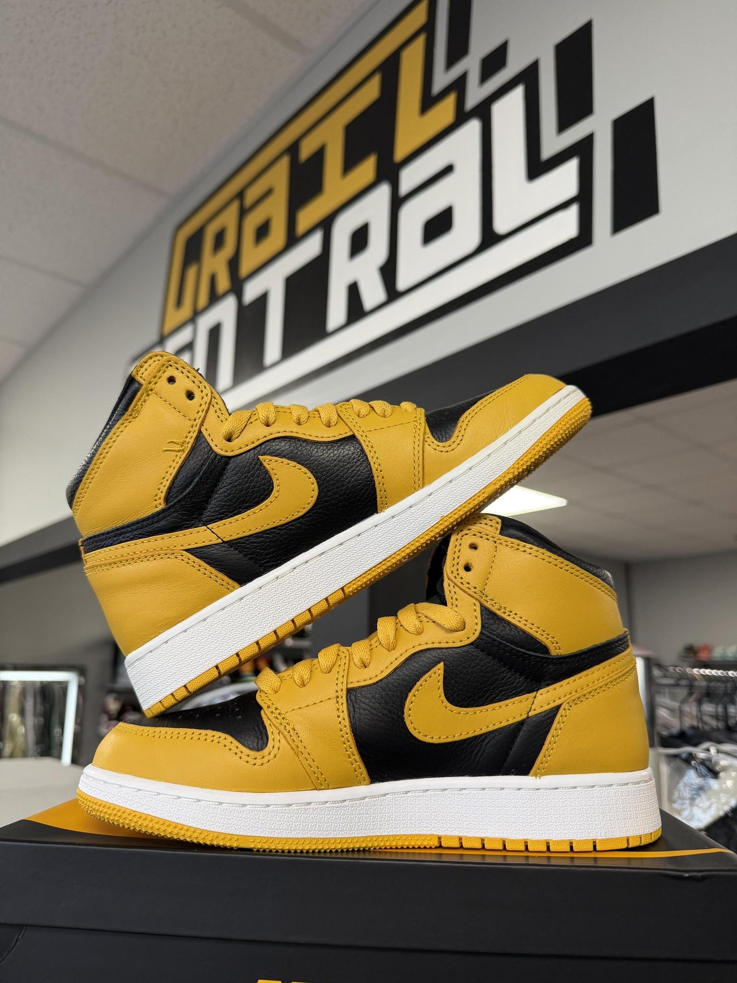Jordan 1 "Pollen" Used Size 5.5Y/7W
