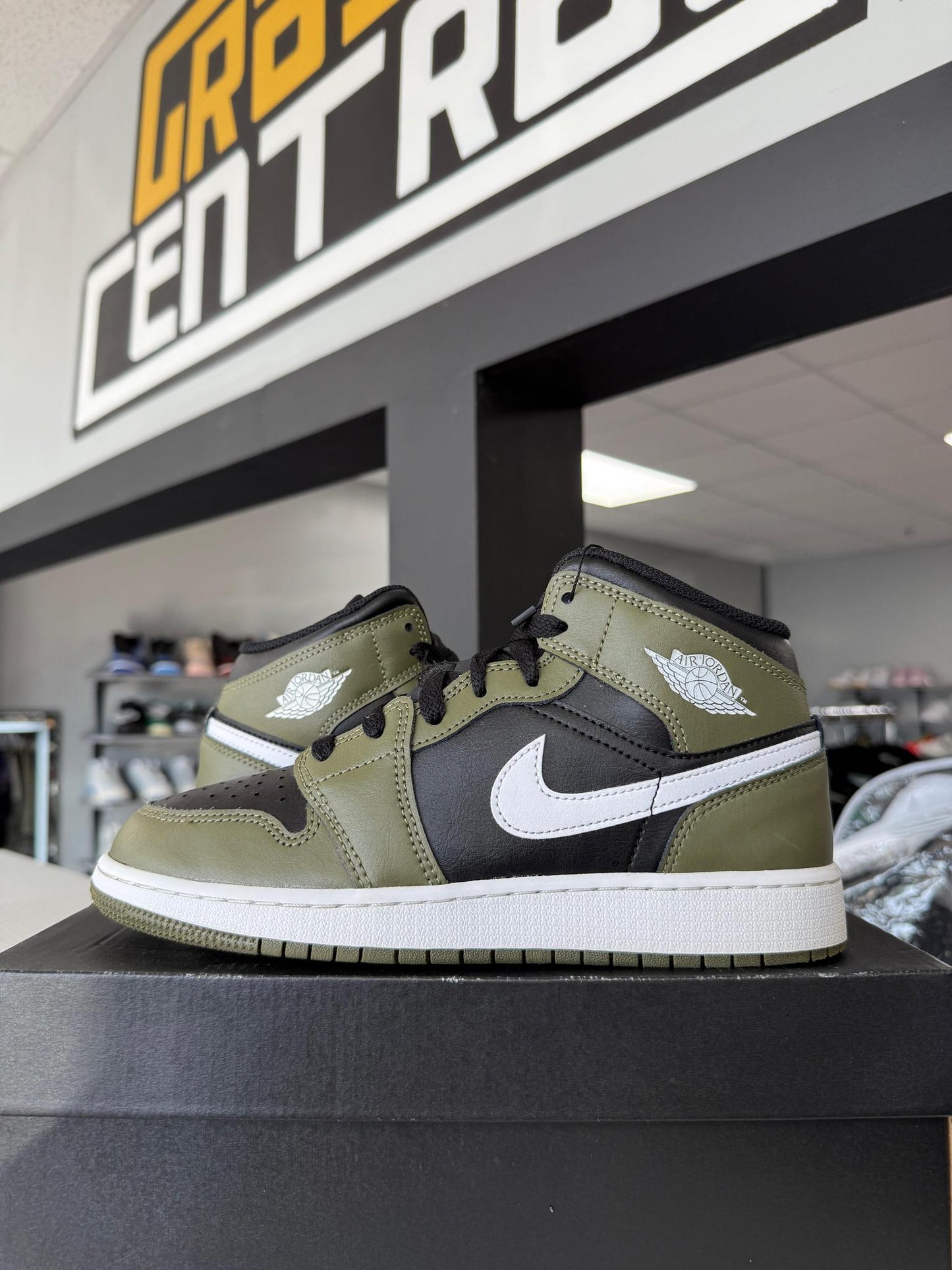 Jordan 1 Mid "Olive" Used Size 6Y/7.5W