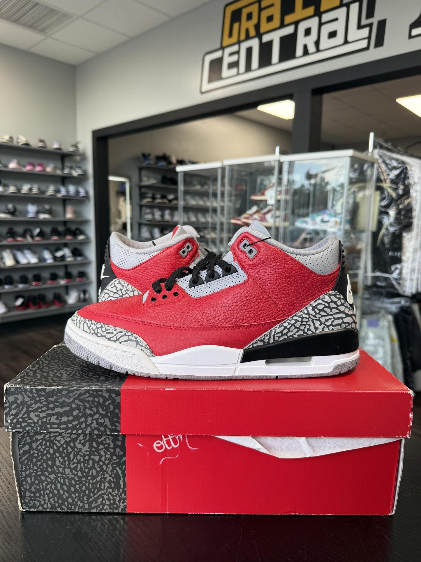 Jordan 3 "Unite Red" Used Size 11