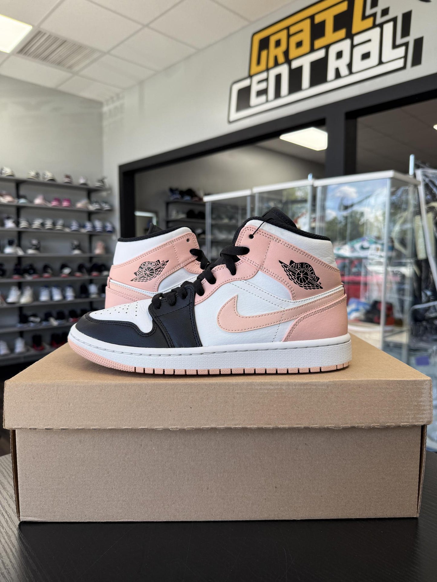 Jordan 1 Mid "Arctic Orange" Used Size 7Y/8.5W