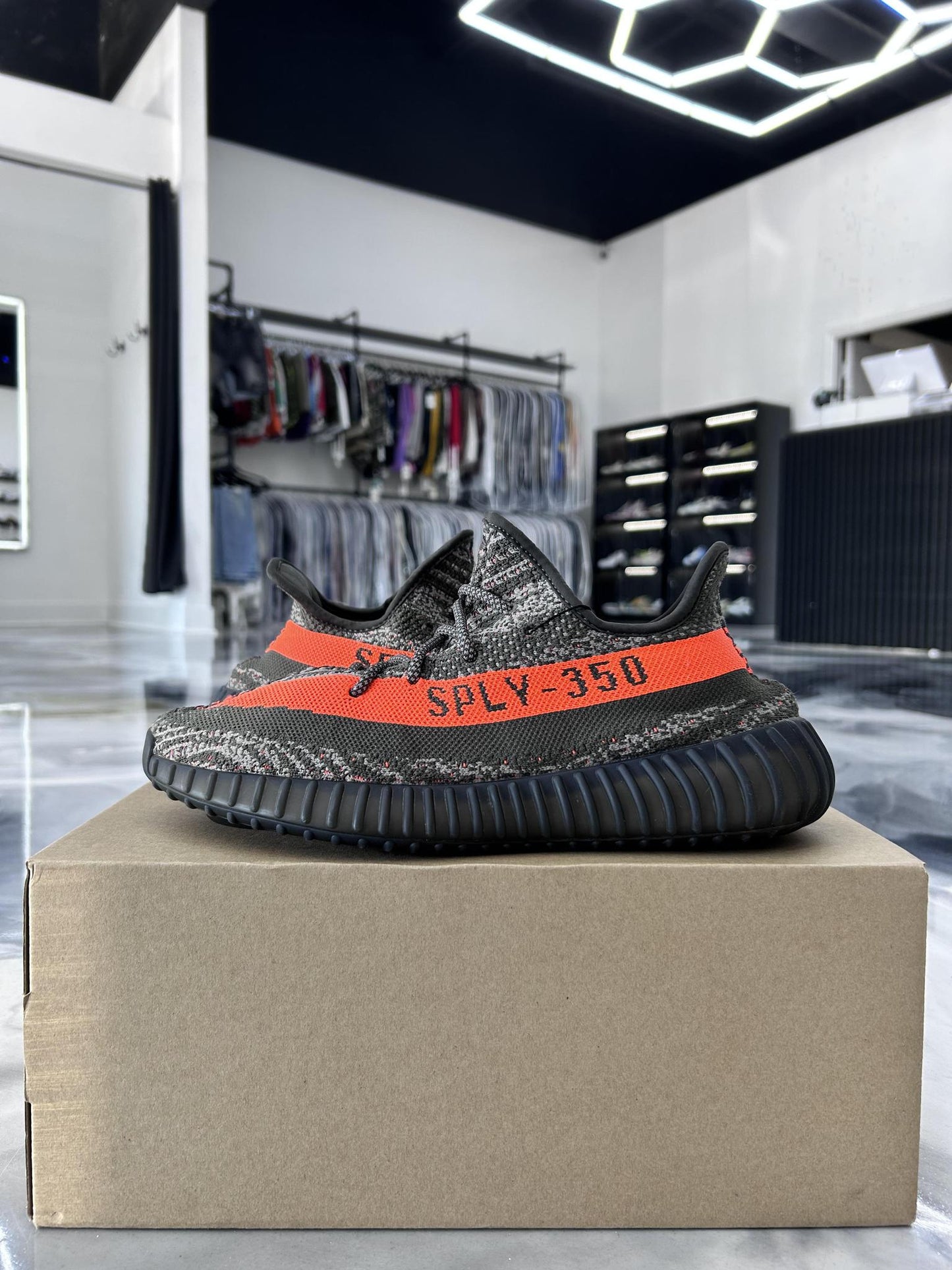 Yeezy 350 V2 "Carbon Beluga" Used Size 9