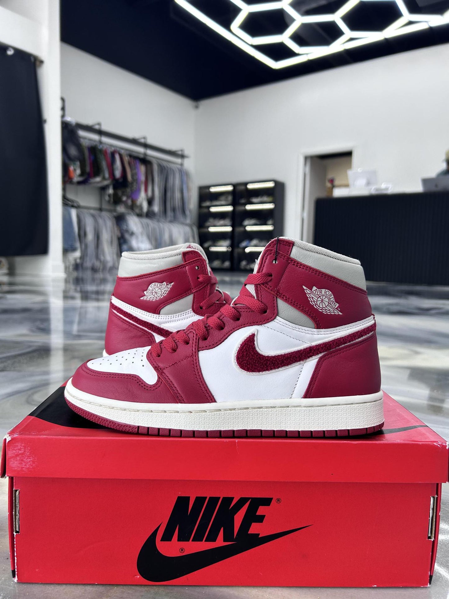 Jordan 1 High "Varsity Red" Used Size 6.5Y/8W