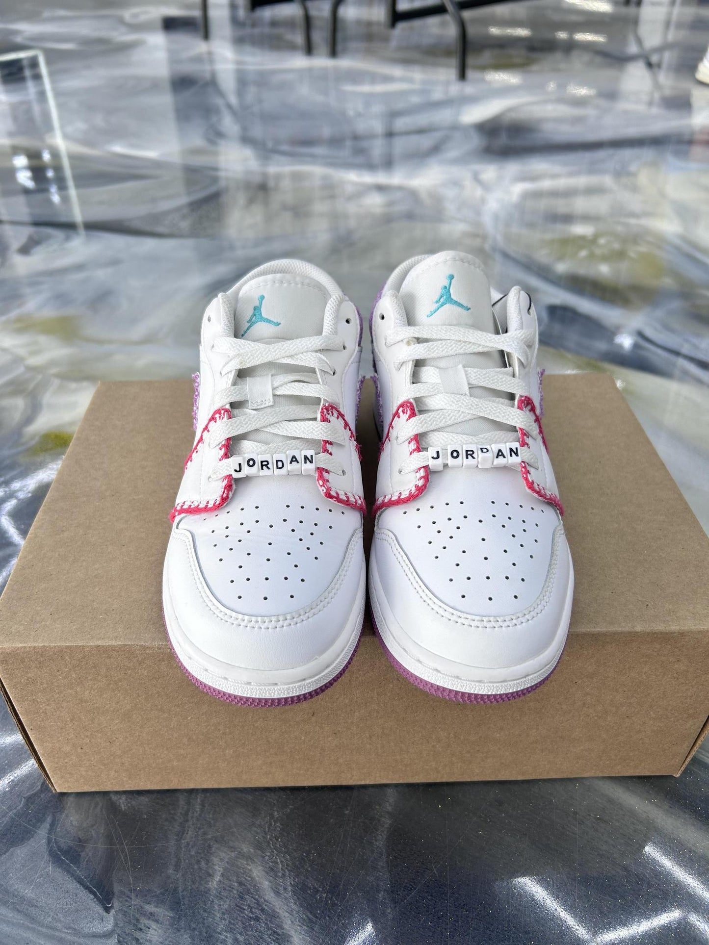 Jordan 1 Low "Light Bordeaux" Used Size 6.5Y/8W