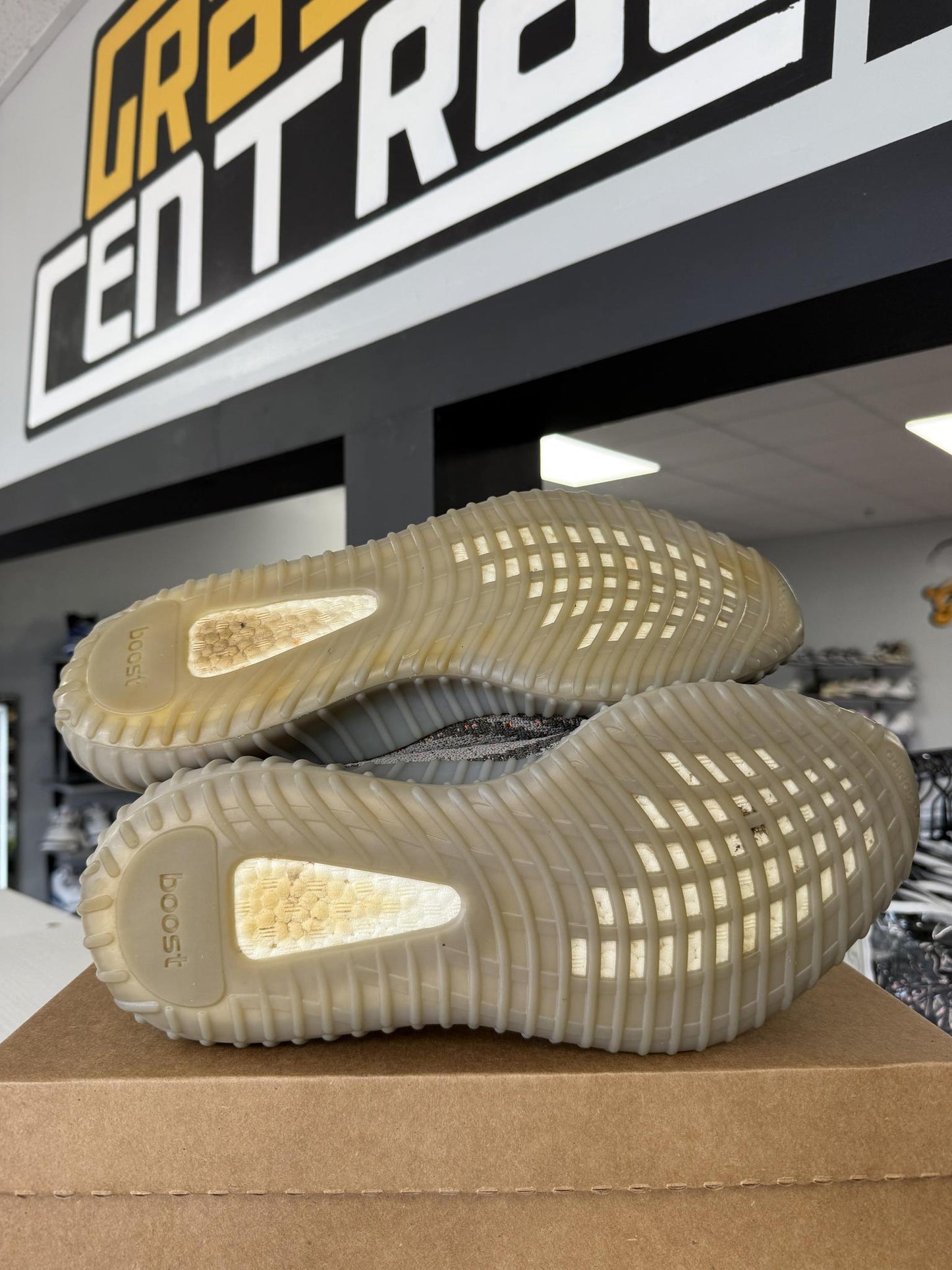 Yeezy 350 V2 "Carbon Beluga" Used Size 11.5