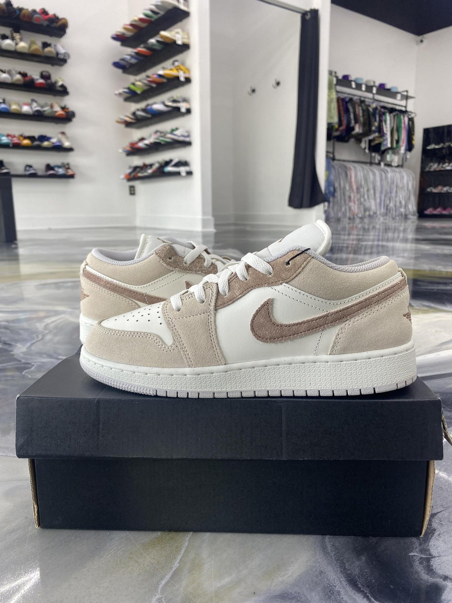 Jordan 1 Low "Light Brown" Used Size 6Y/7.5W