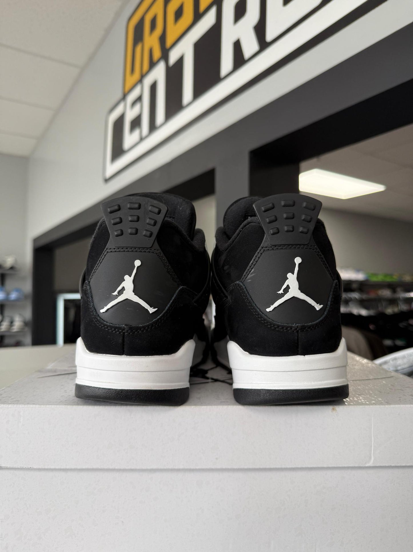 Jordan 4 "White Thunder" Used Size 8.5