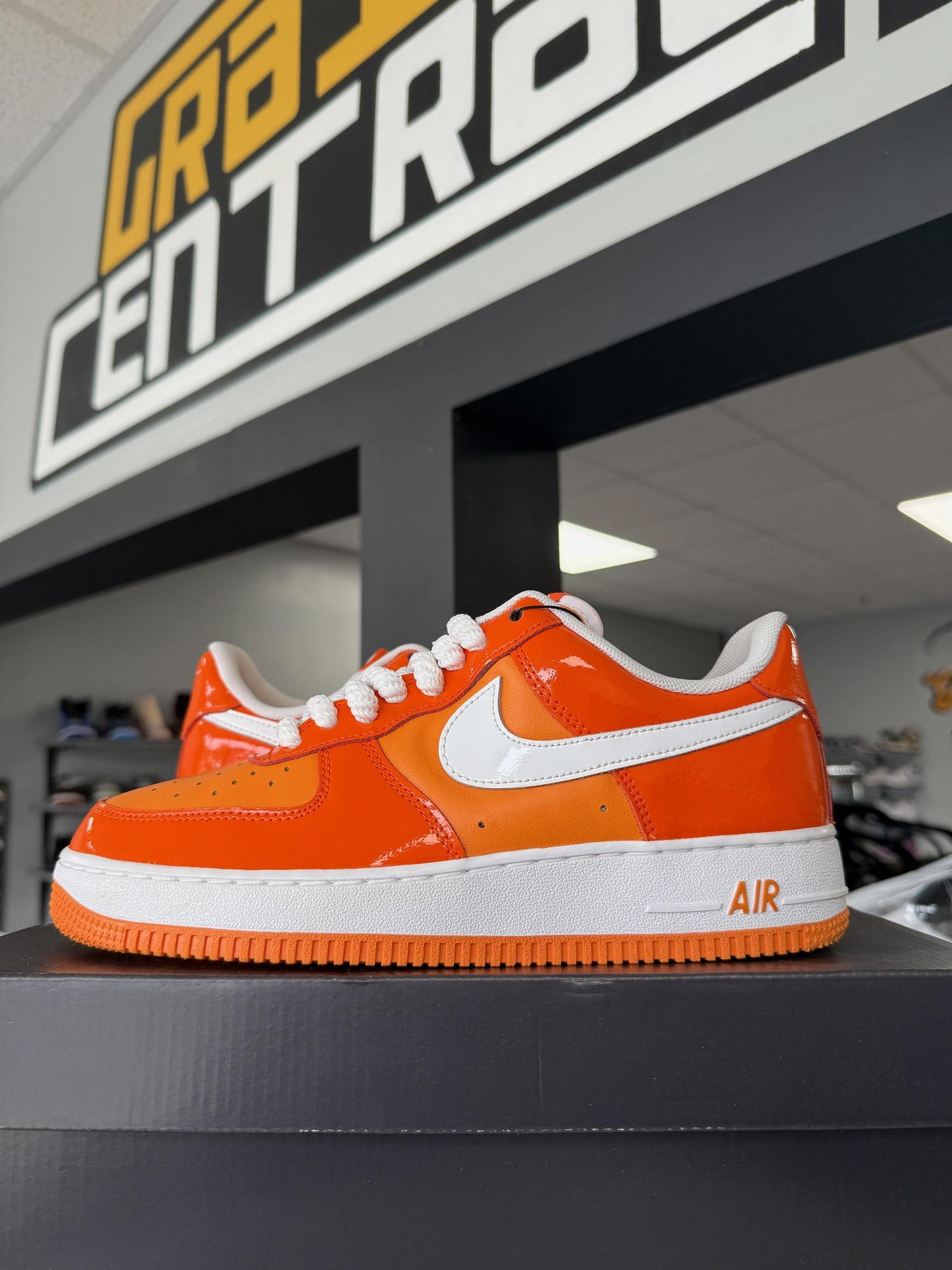 Air Force 1 Low "Safety Orange" Used Size 7.5