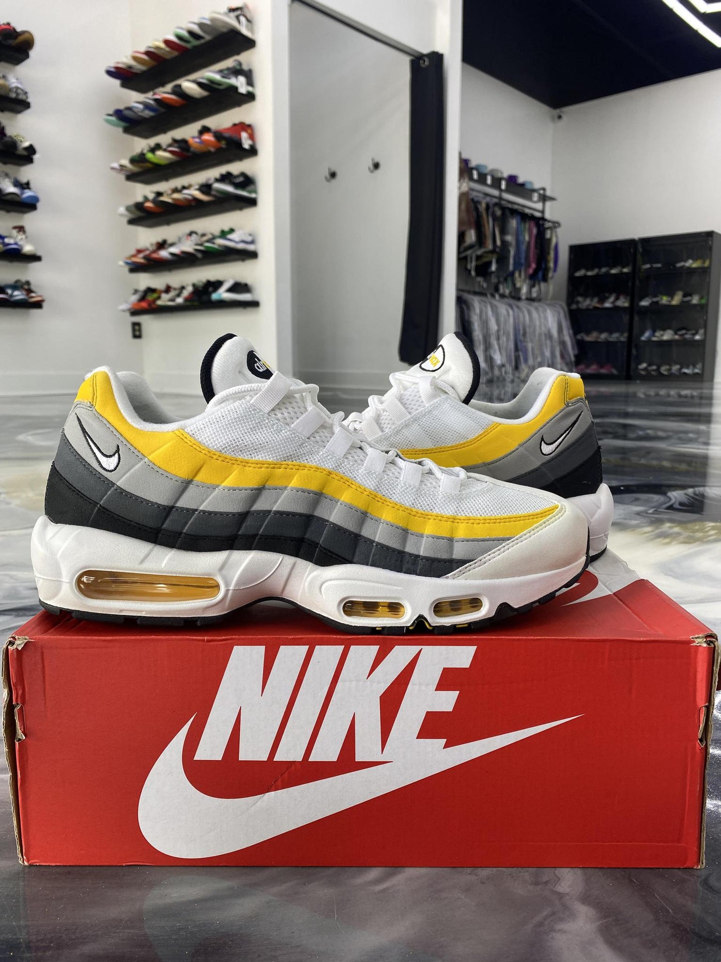 Nike Air Max 95 "White Yellow Grey" Used Size 12