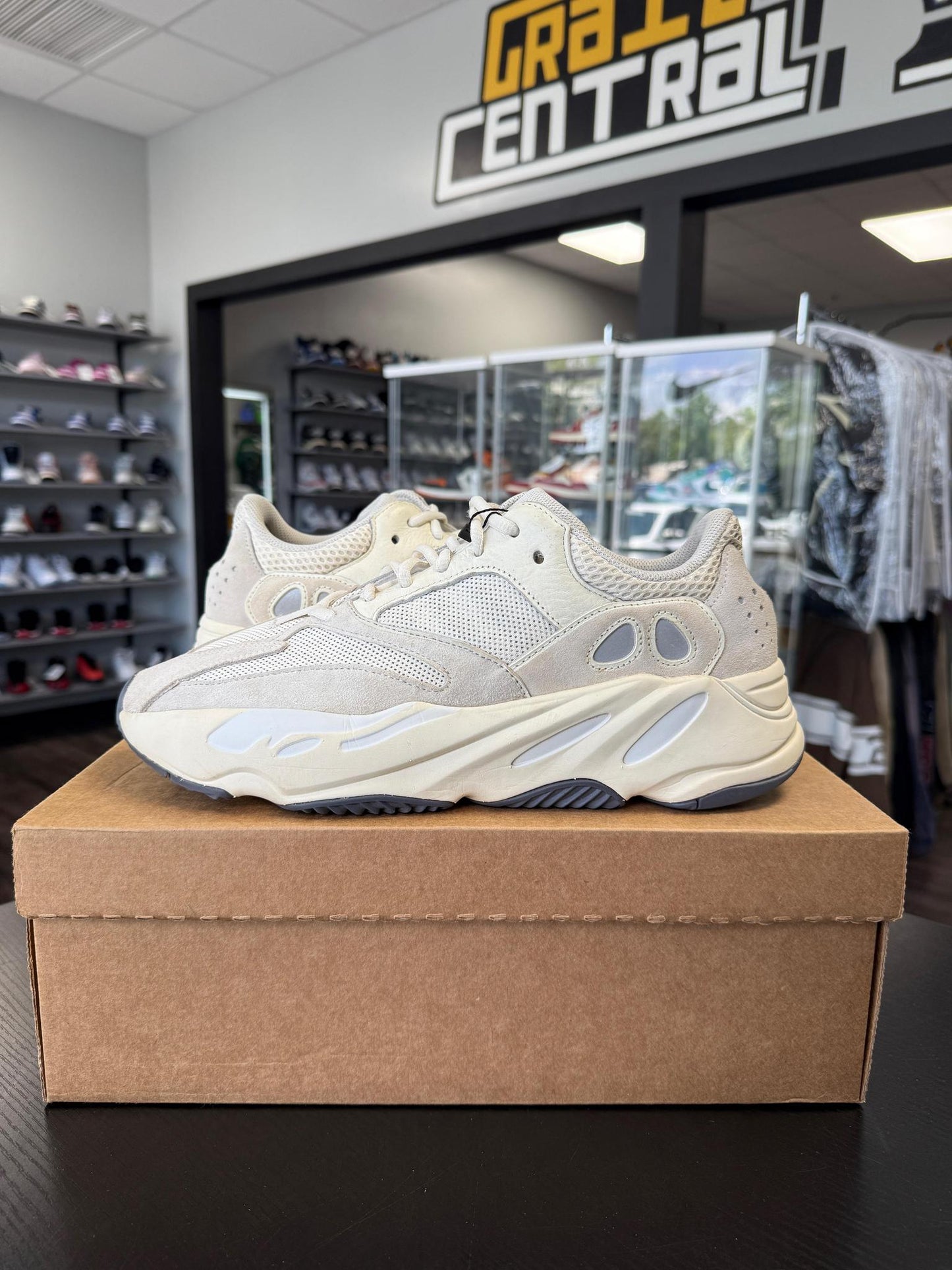 Yeezy 700 "Analog" Used Size 11