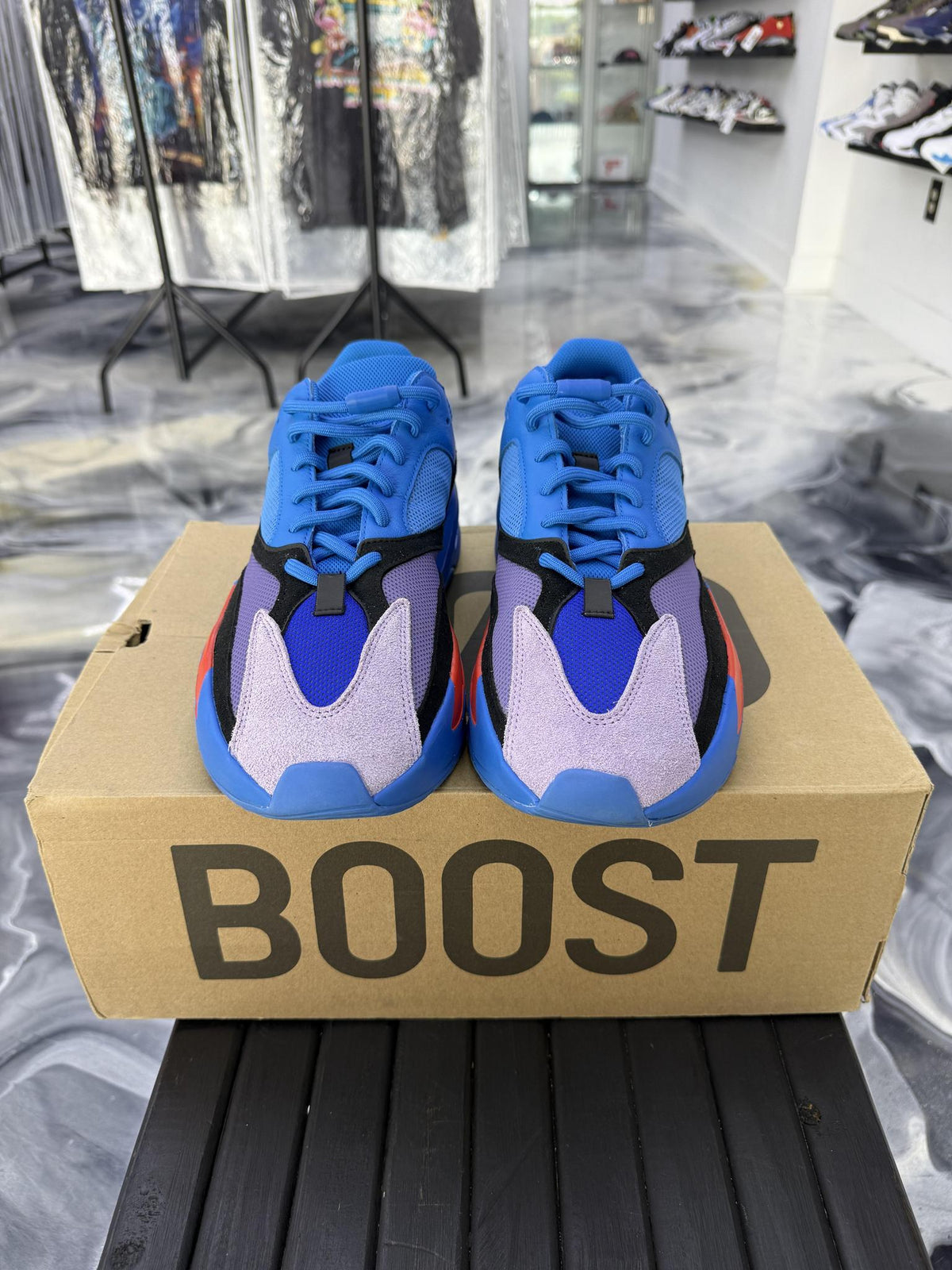 Yeezy 700 "Hi Res Blue" Used Size 13.5