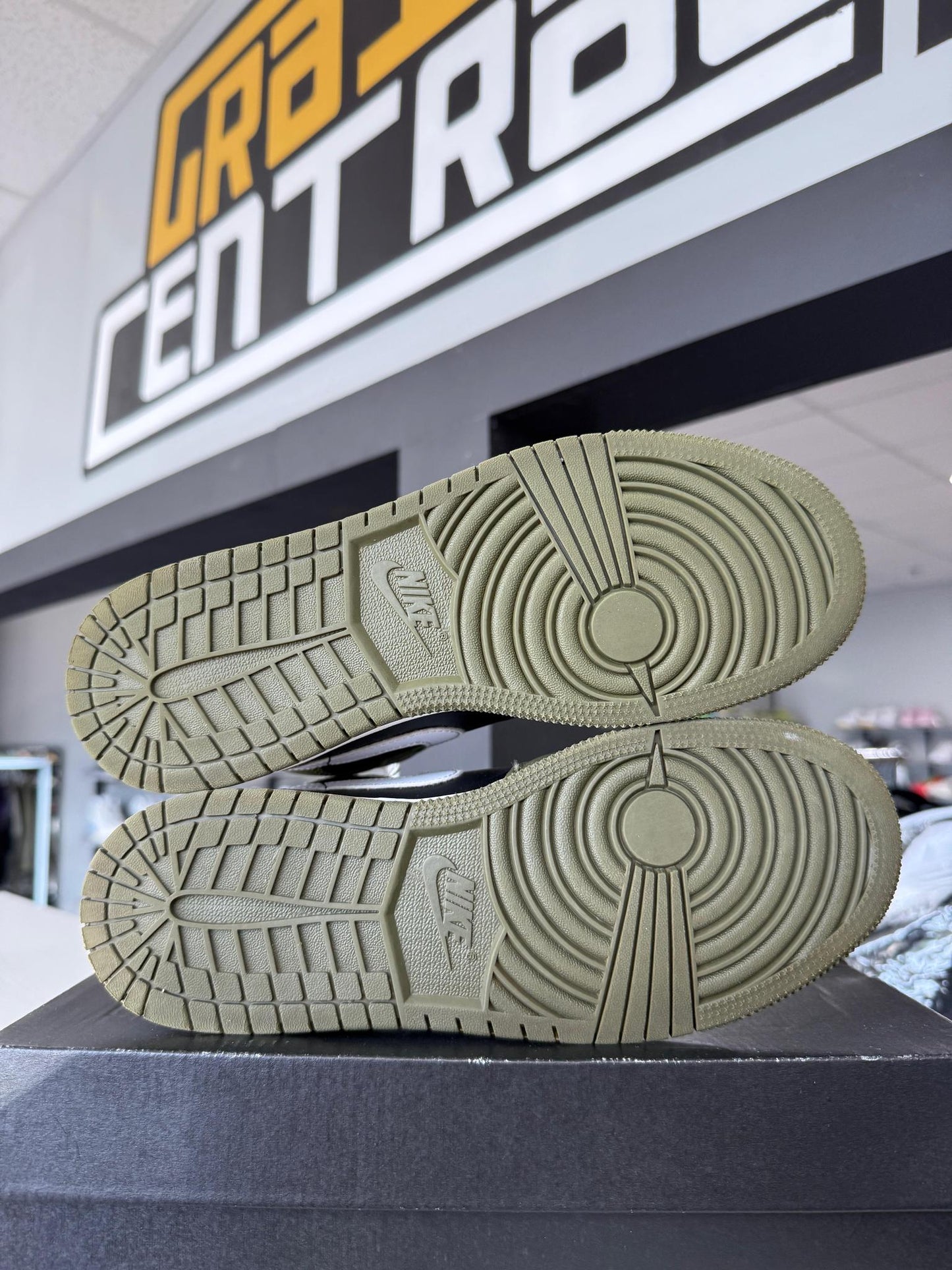 Jordan 1 Mid "Olive" Used Size 6Y/7.5W