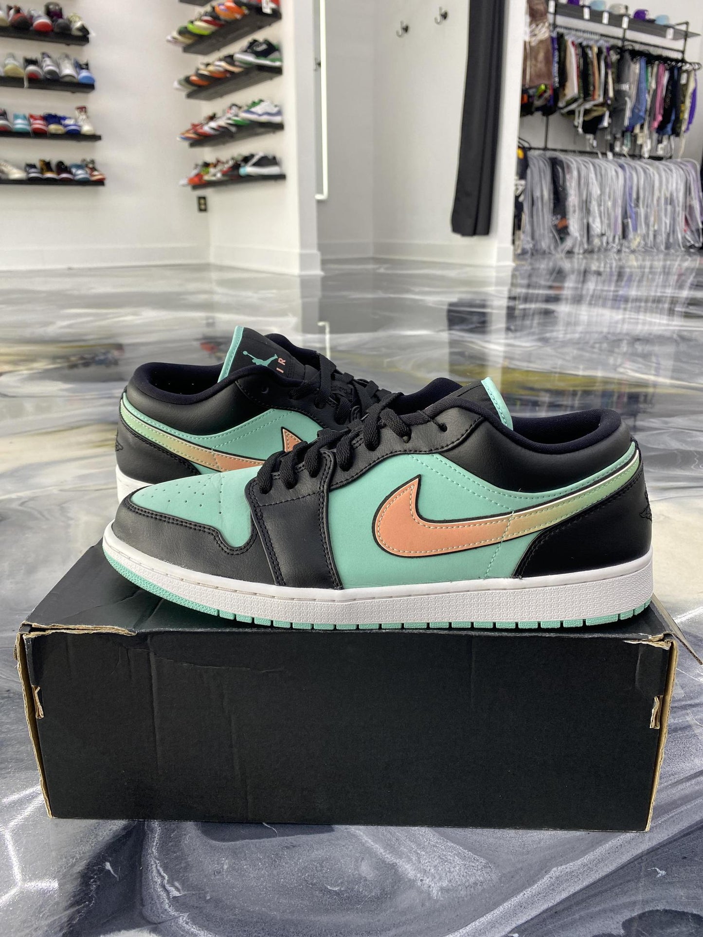 Jordan 1 Low "Tropical Twist" Used Size 13