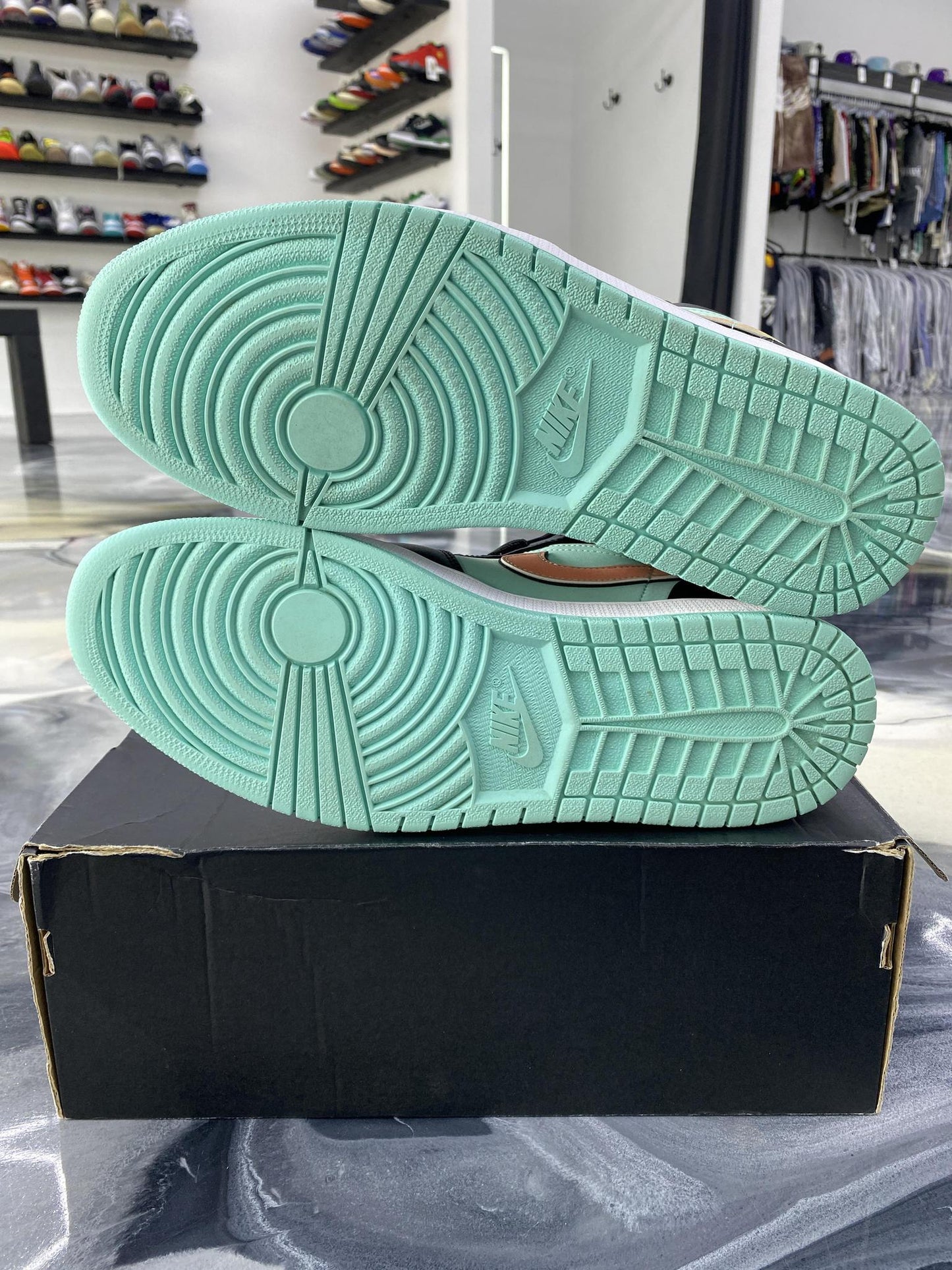 Jordan 1 Low "Tropical Twist" Used Size 13