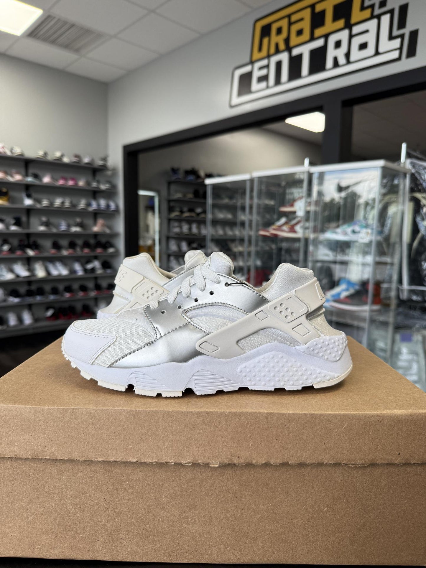 Nike Air Huarache "Silver/White" Used Size 5Y/6.5W