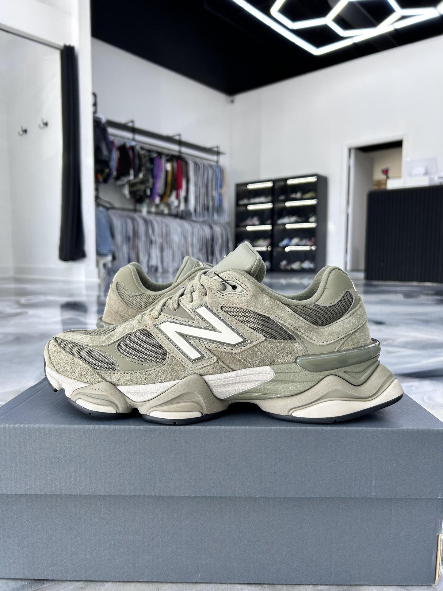 New Balance 9060 "Olive" Used Size 11