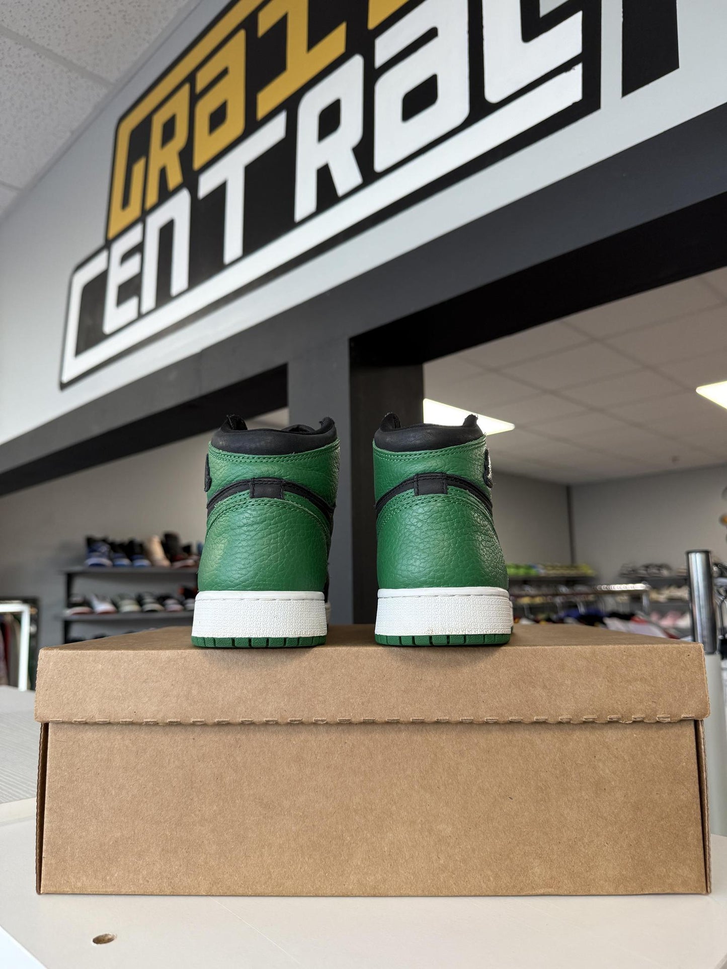 Jordan 1 "Pine Green 2.0" Used Size 6Y/7.5W