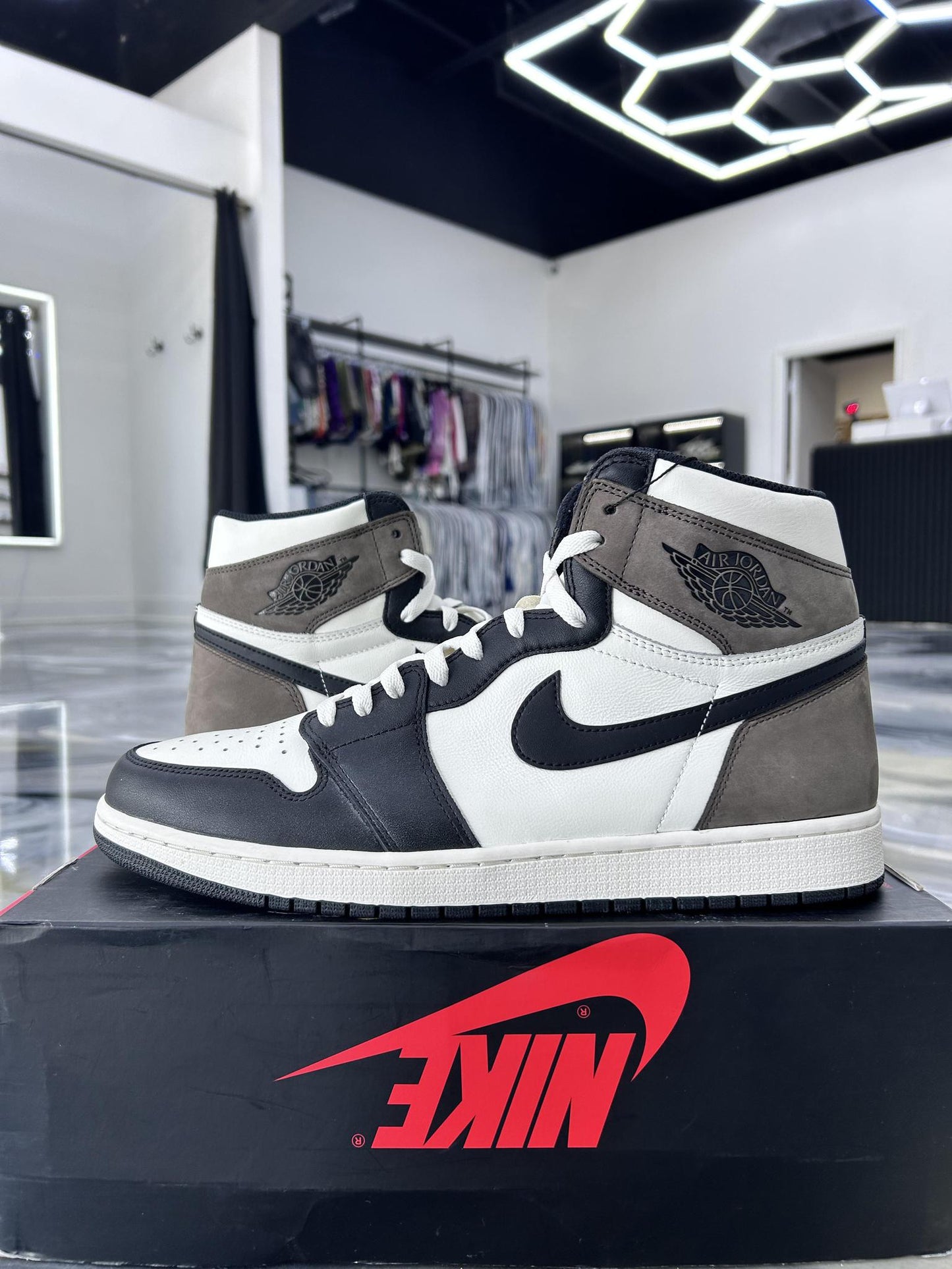 Jordan 1 "Mocha" Used Size 14 (Missing Lid)