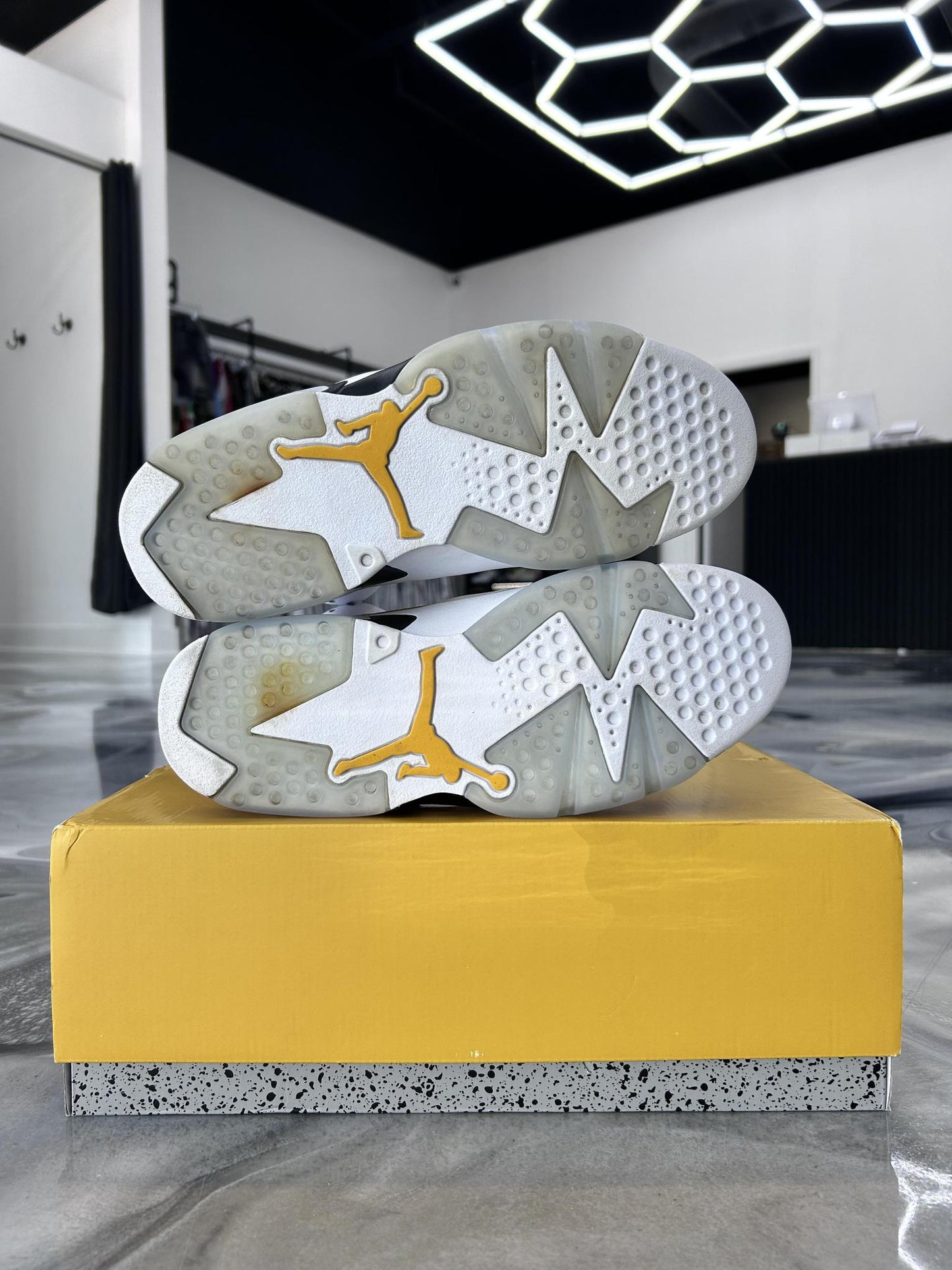 Jordan 6 "Yellow Ochre" Used Size 8