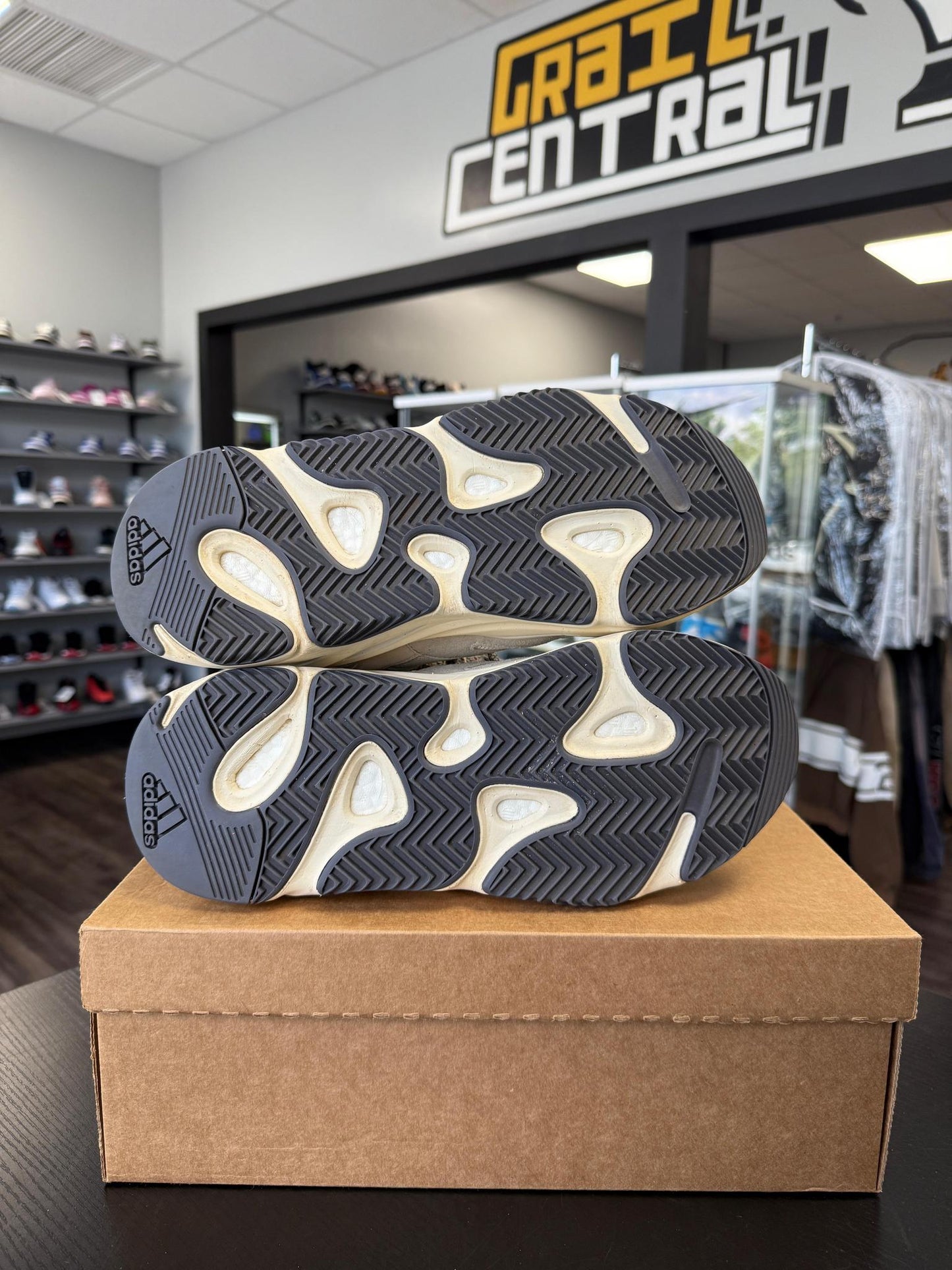 Yeezy 700 "Analog" Used Size 11
