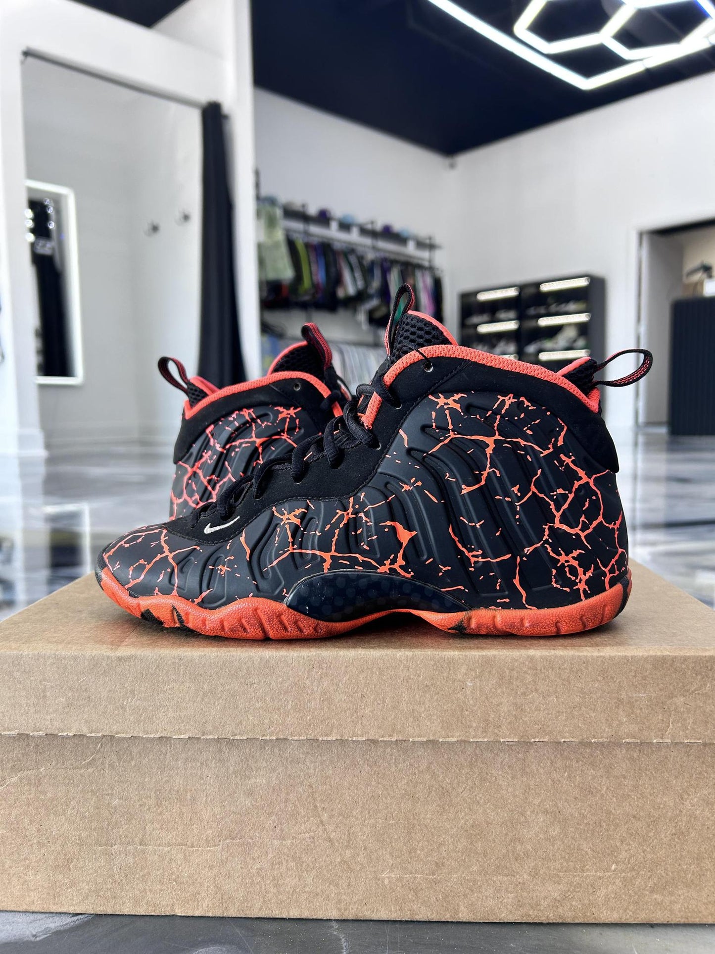 Foamposite "Magma" Used Size 5.5Y/7W