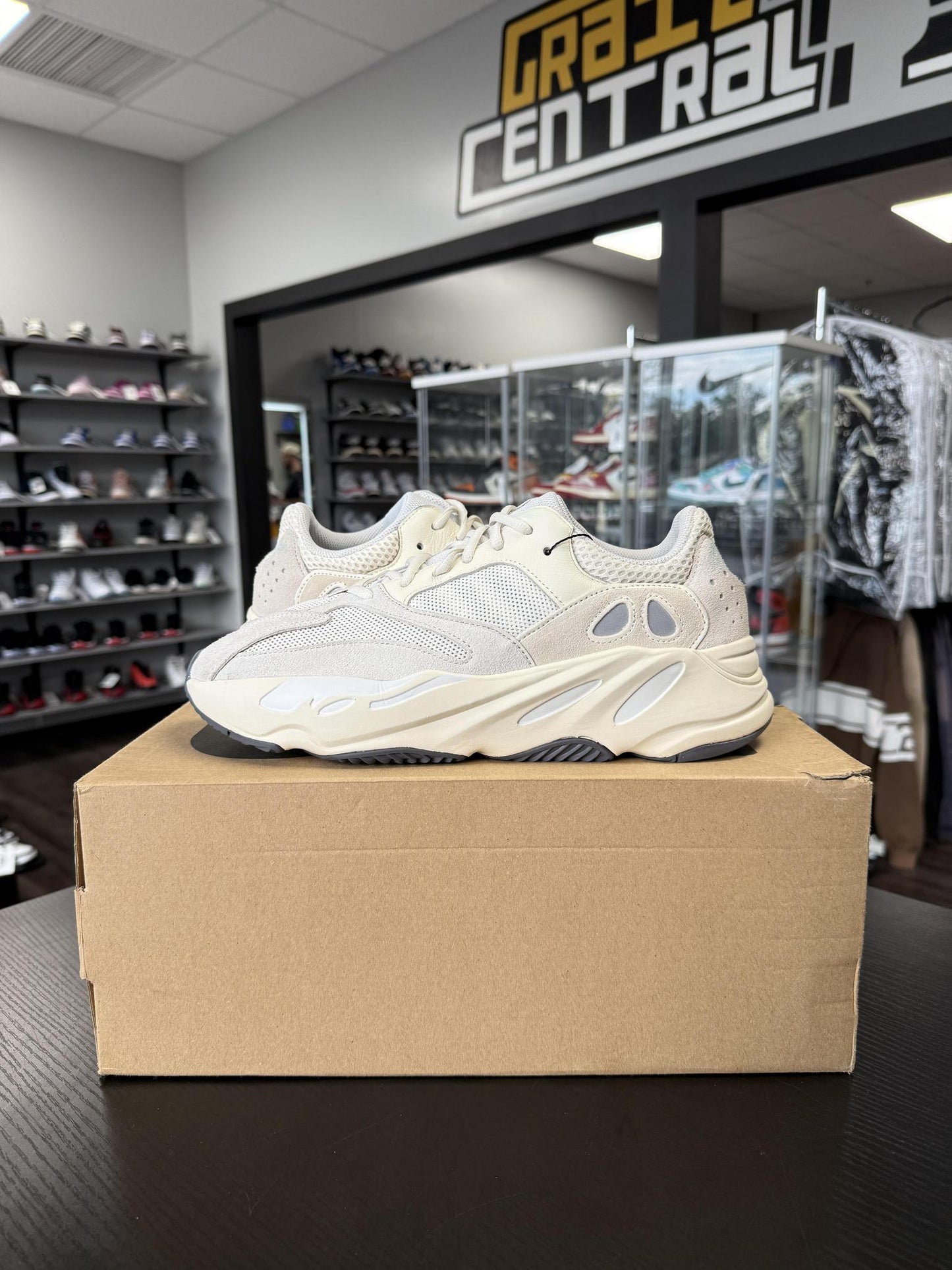 Yeezy 700 "Analog" Used Size 11