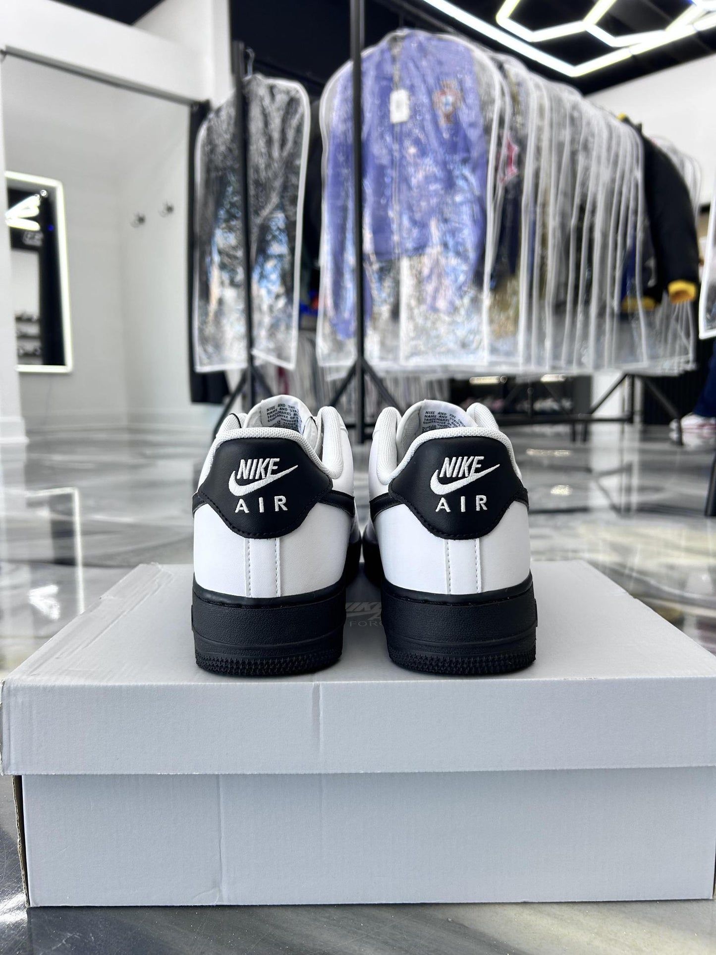 Nike Air Force 1 "White/Black" Used Size 9