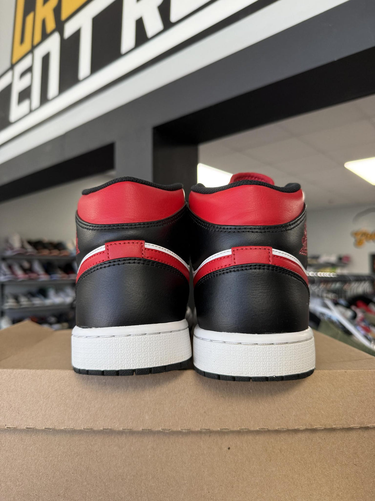 Jordan 1 Mid "Varsity Red" Used Size 9.5