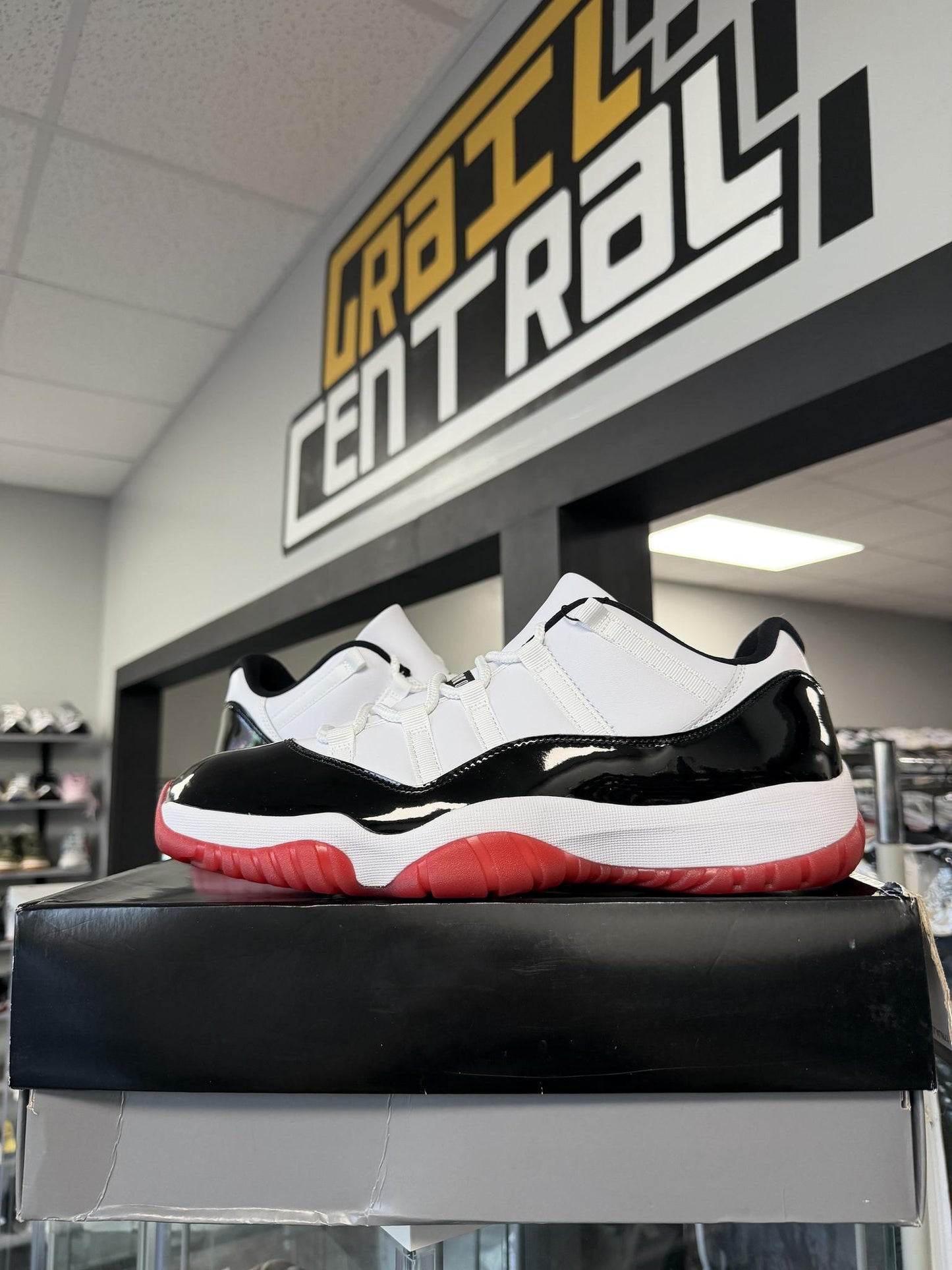 Jordan 11 Low "Concord Bred" Used Size 13