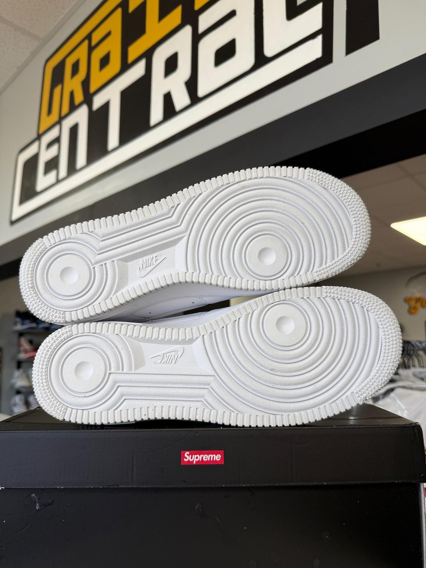 Air Force 1 Low x Supreme "White" Used Size 10