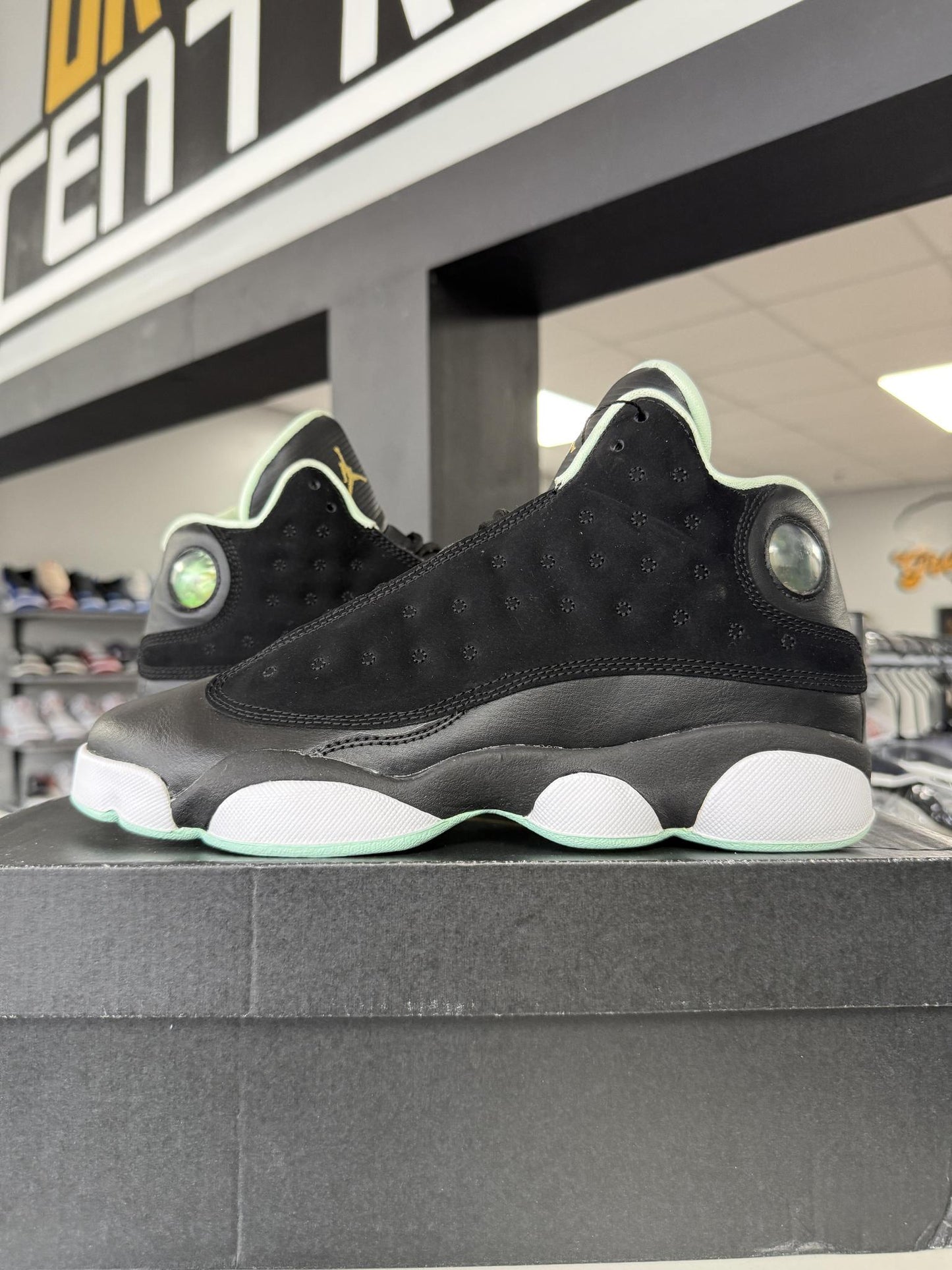 Jordan 13 "Mint Green Black" Used Size 7Y/8.5W