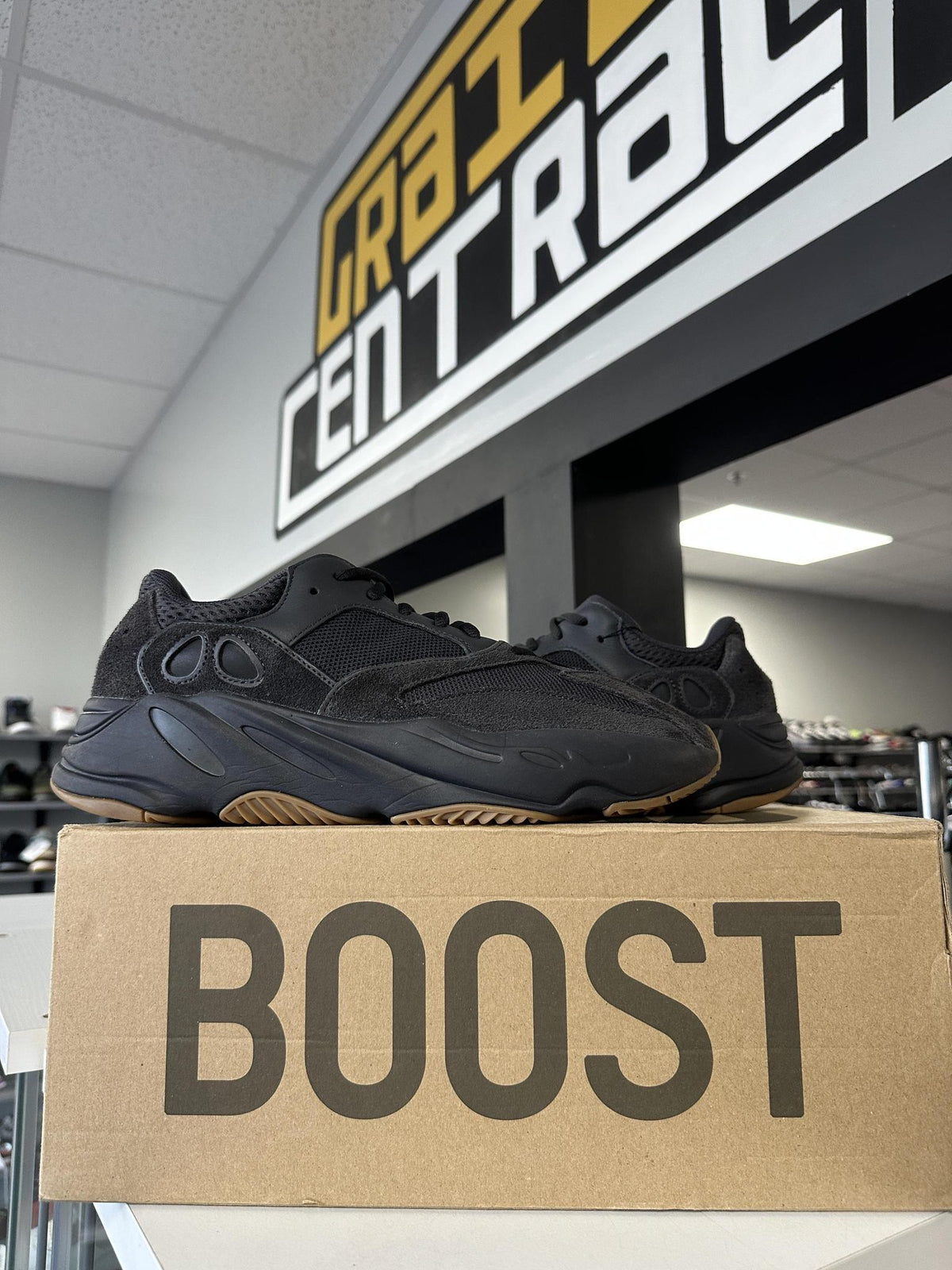 Adidas Yeezy 700 "Utility Black" Used Size 11